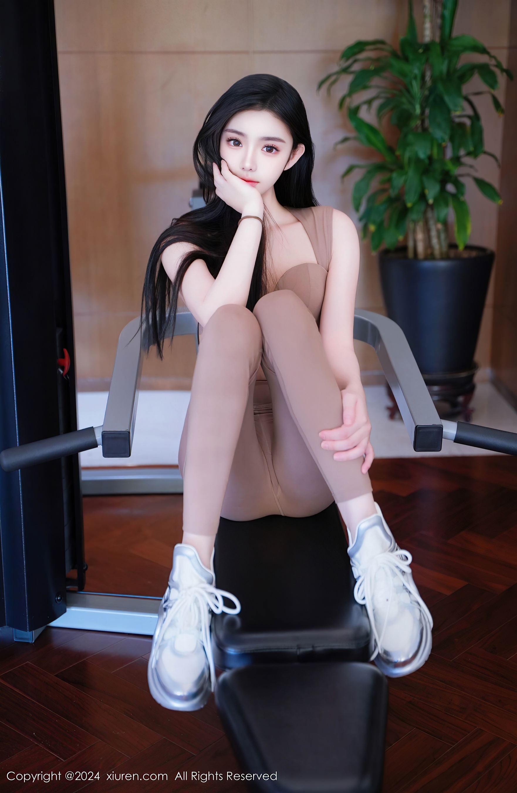 [XiuRen秀人网] No.8382 龙雪儿 运动美腿Xiuren秀人网高清美女套图写真下载-看套图看套图