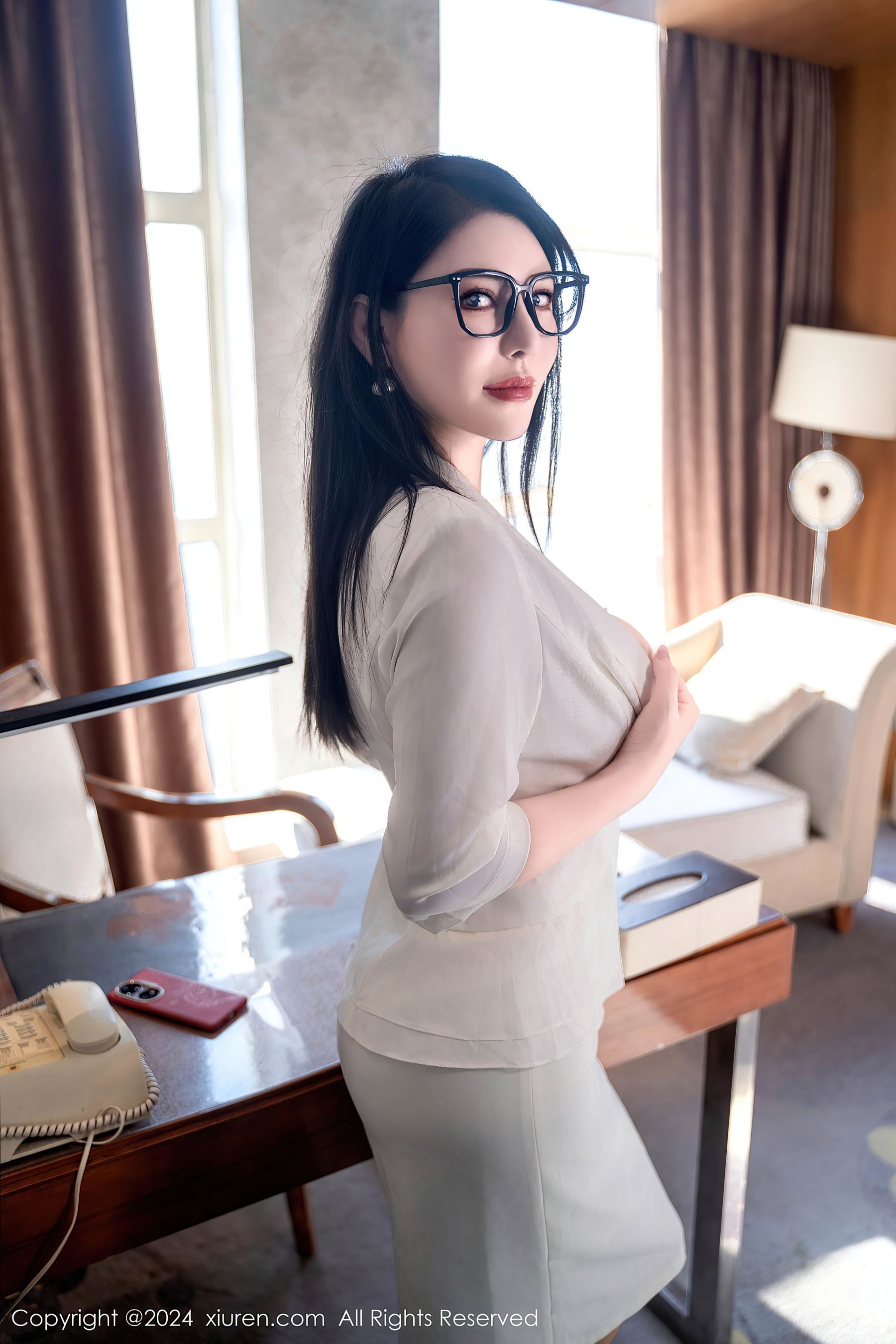 [XiuRen秀人网] No.8008 悦悦姐 丰腴美臀Xiuren秀人网高清美女套图写真下载-看套图看套图