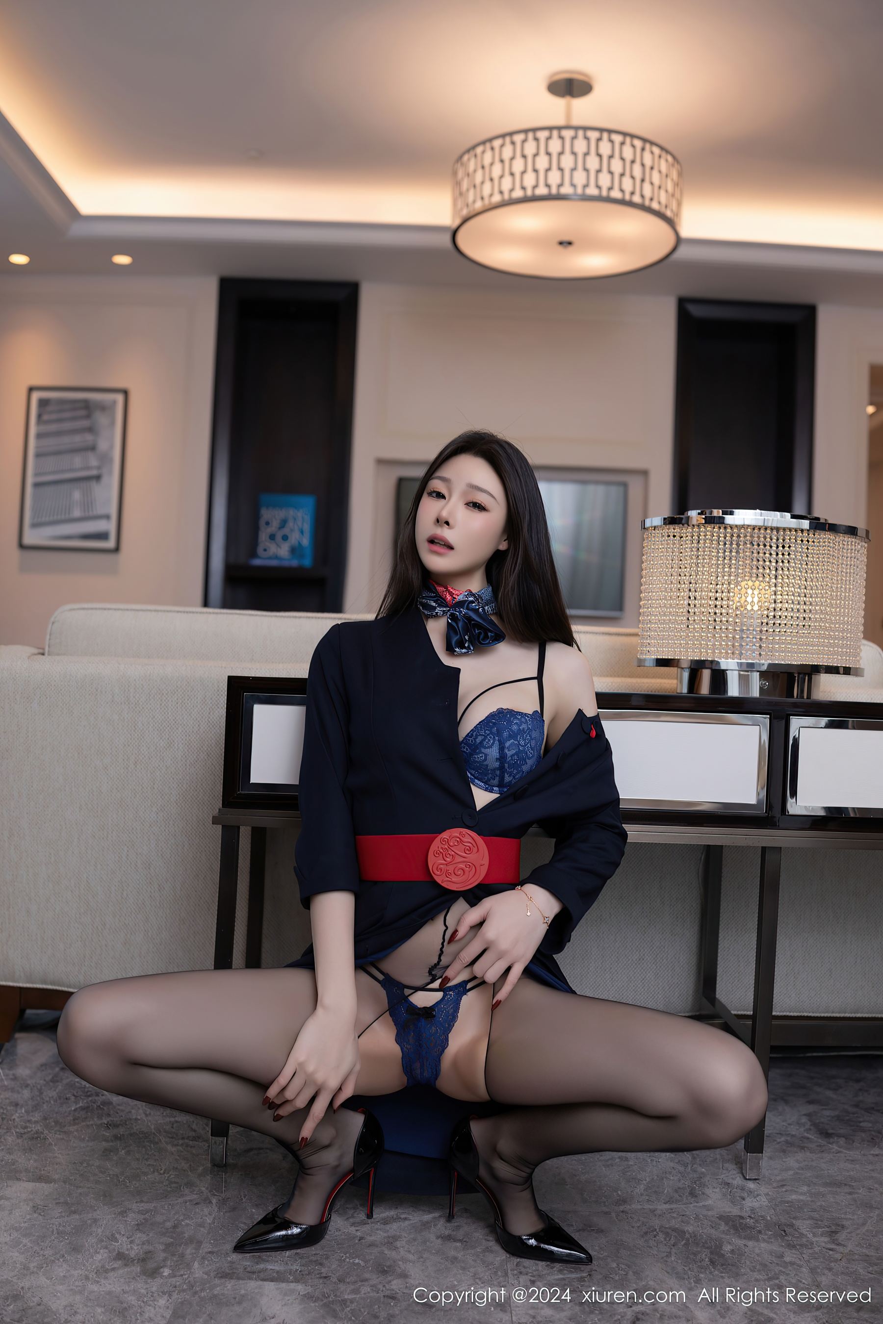 [XiuRen秀人网] No.9597 小逗逗 黑丝美腿-看套图