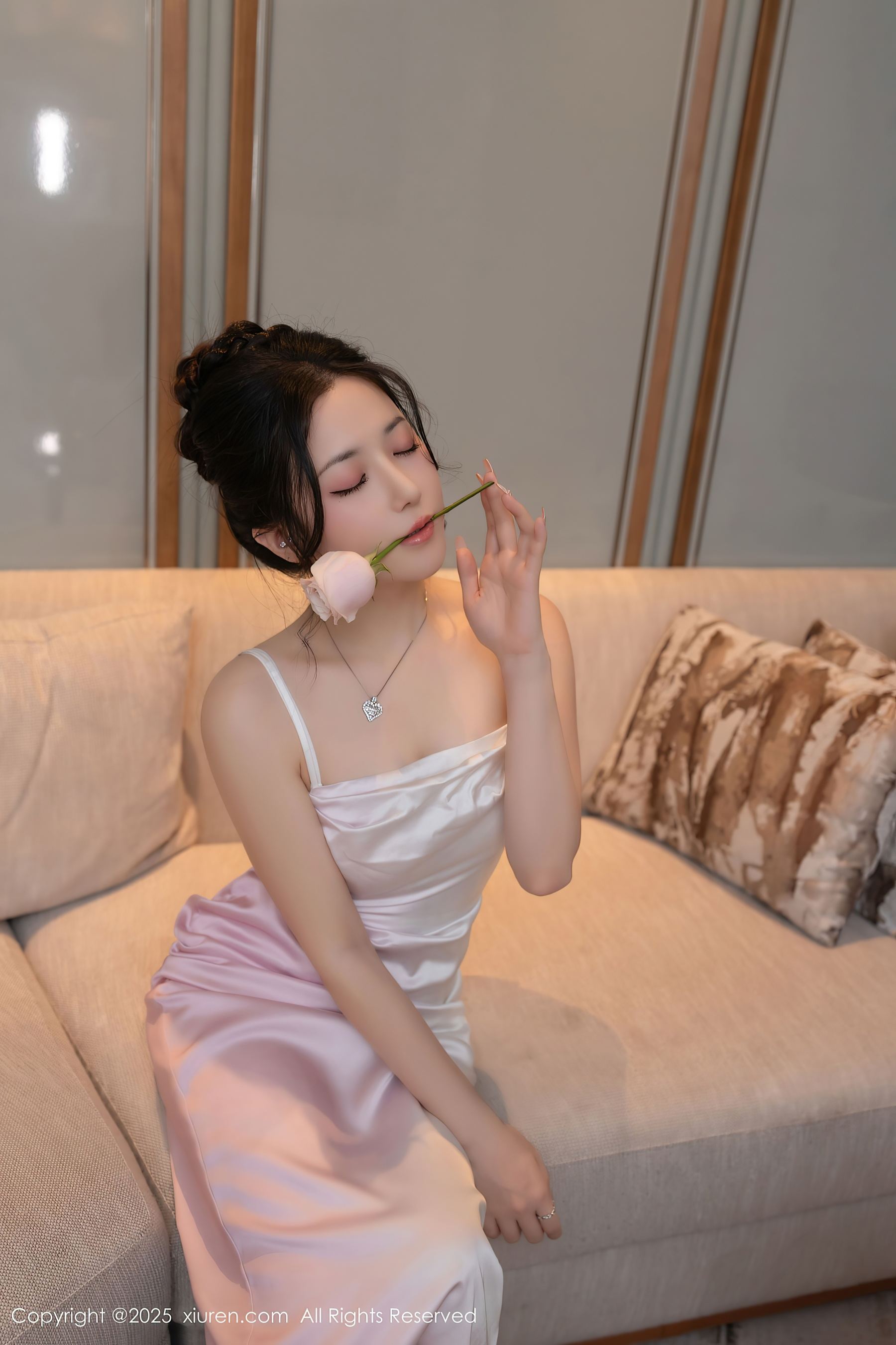 [XiuRen秀人网] No.9907 鱼子酱Fish 丝袜美腿-看套图