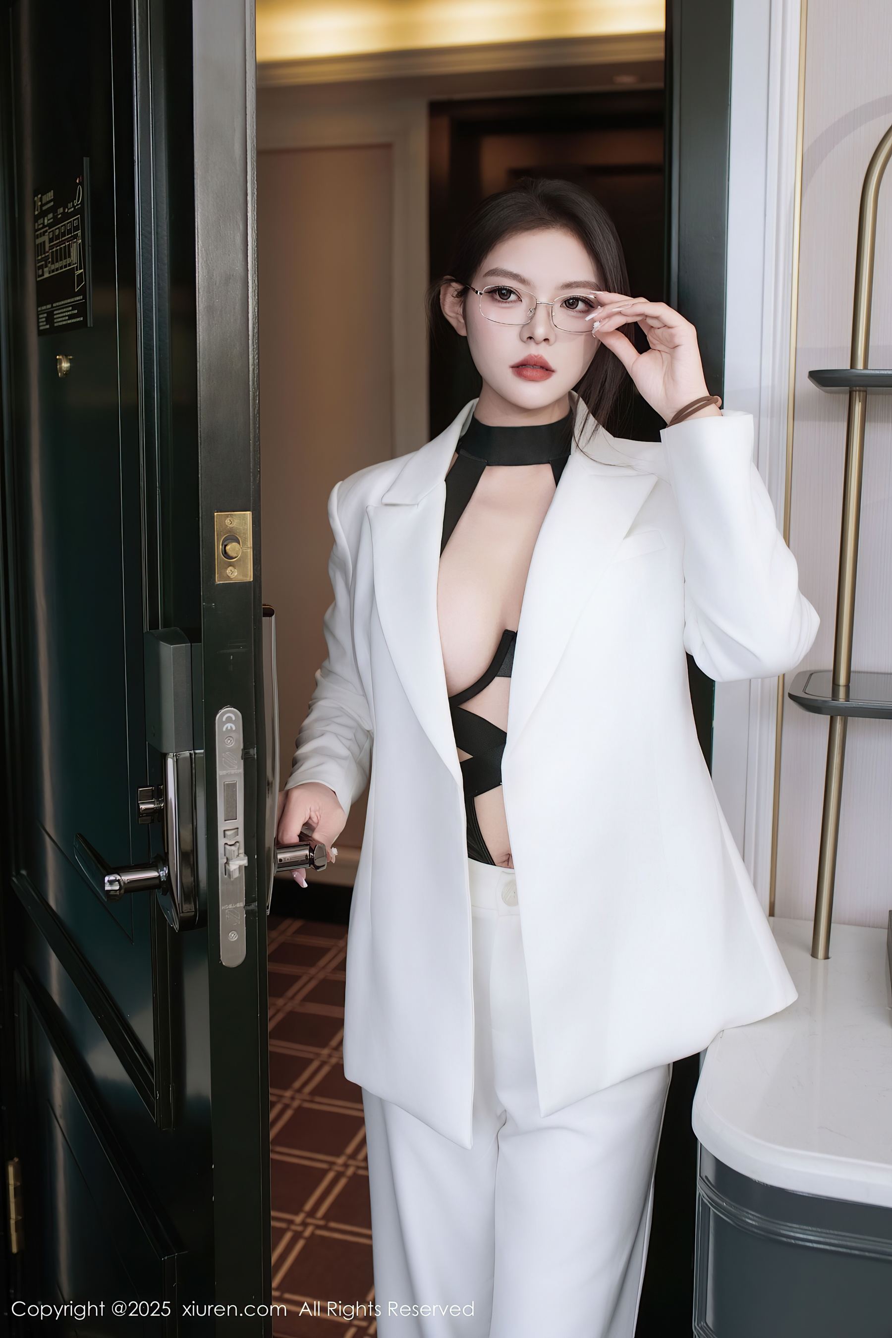 图片[1]-[XiuRen秀人网] No.10464 冬安 白色西服-看套图