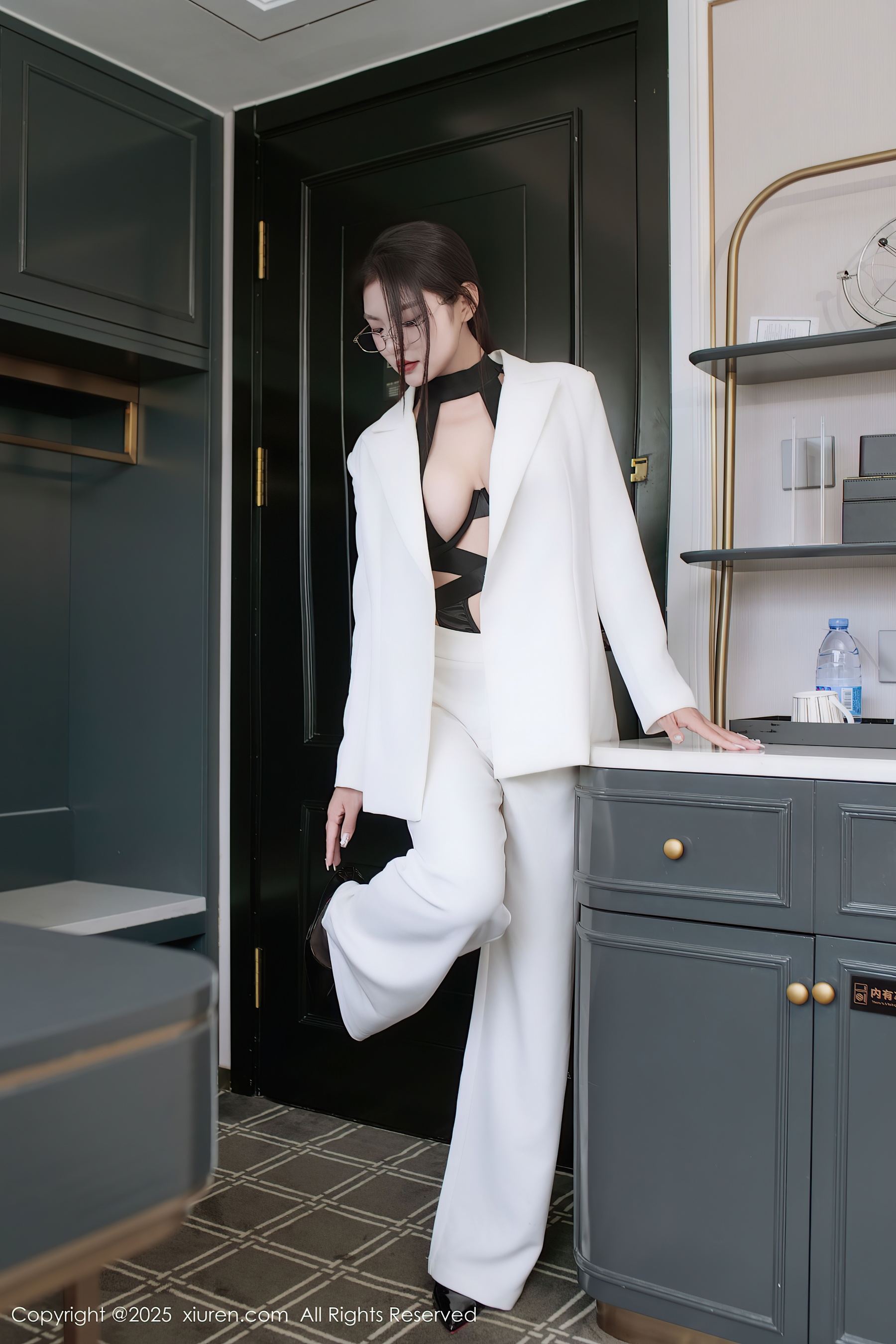 图片[3]-[XiuRen秀人网] No.10464 冬安 白色西服-看套图