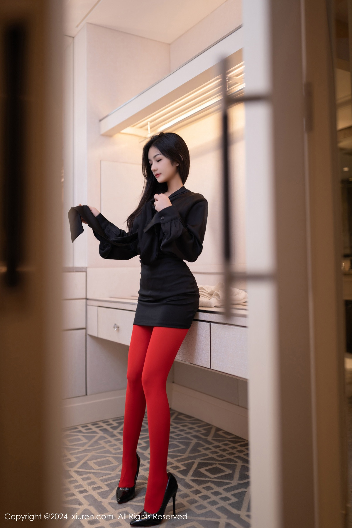 [XiuRen秀人网]No.8801_模特谭小灵性感黑色连衣短裙配红色丝袜秀惹火身材撩人诱惑写真80PXiuren秀人写真高清美女套图写真下载-看套图看套图