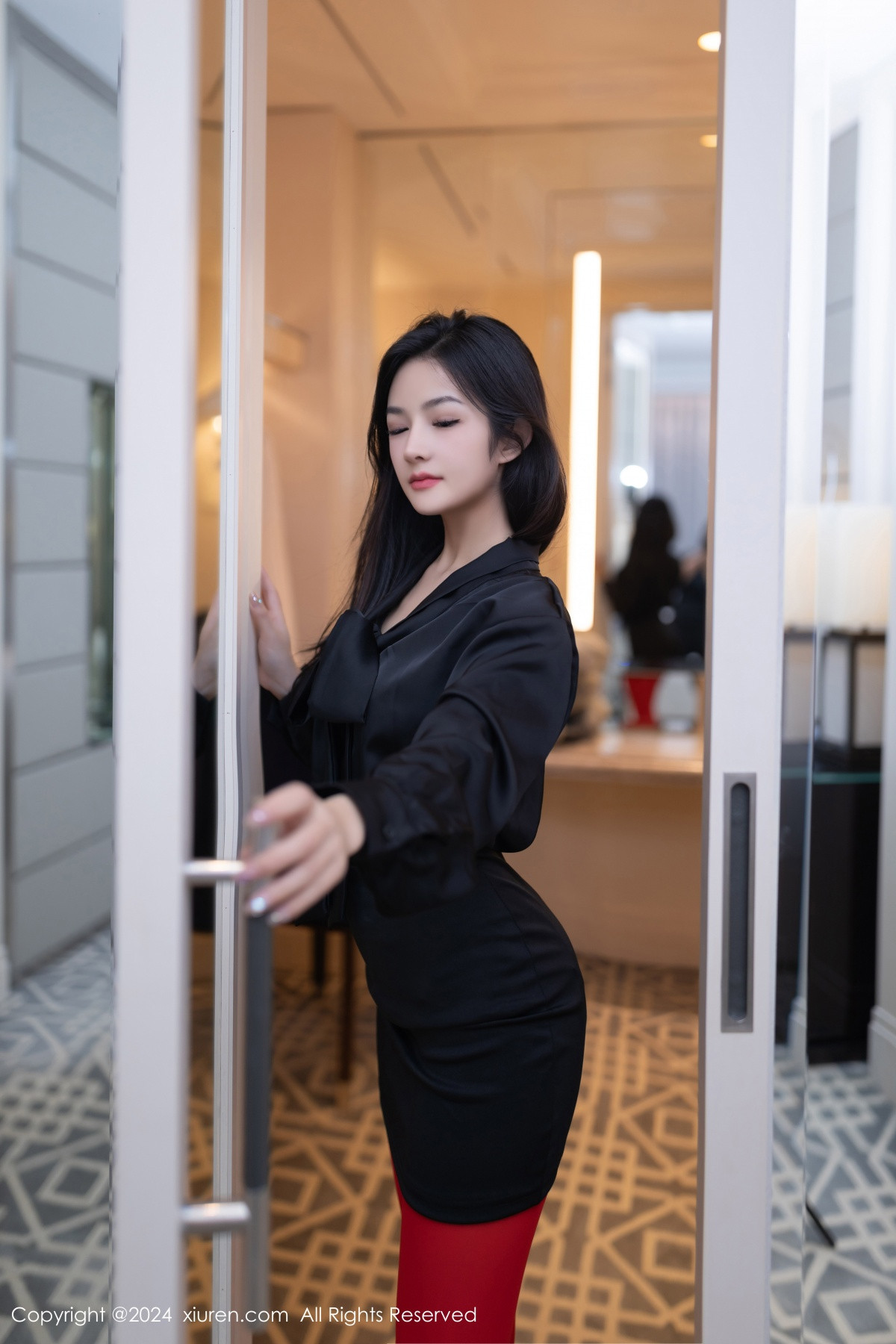 [XiuRen秀人网]No.8801_模特谭小灵性感黑色连衣短裙配红色丝袜秀惹火身材撩人诱惑写真80PXiuren秀人写真高清美女套图写真下载-看套图看套图