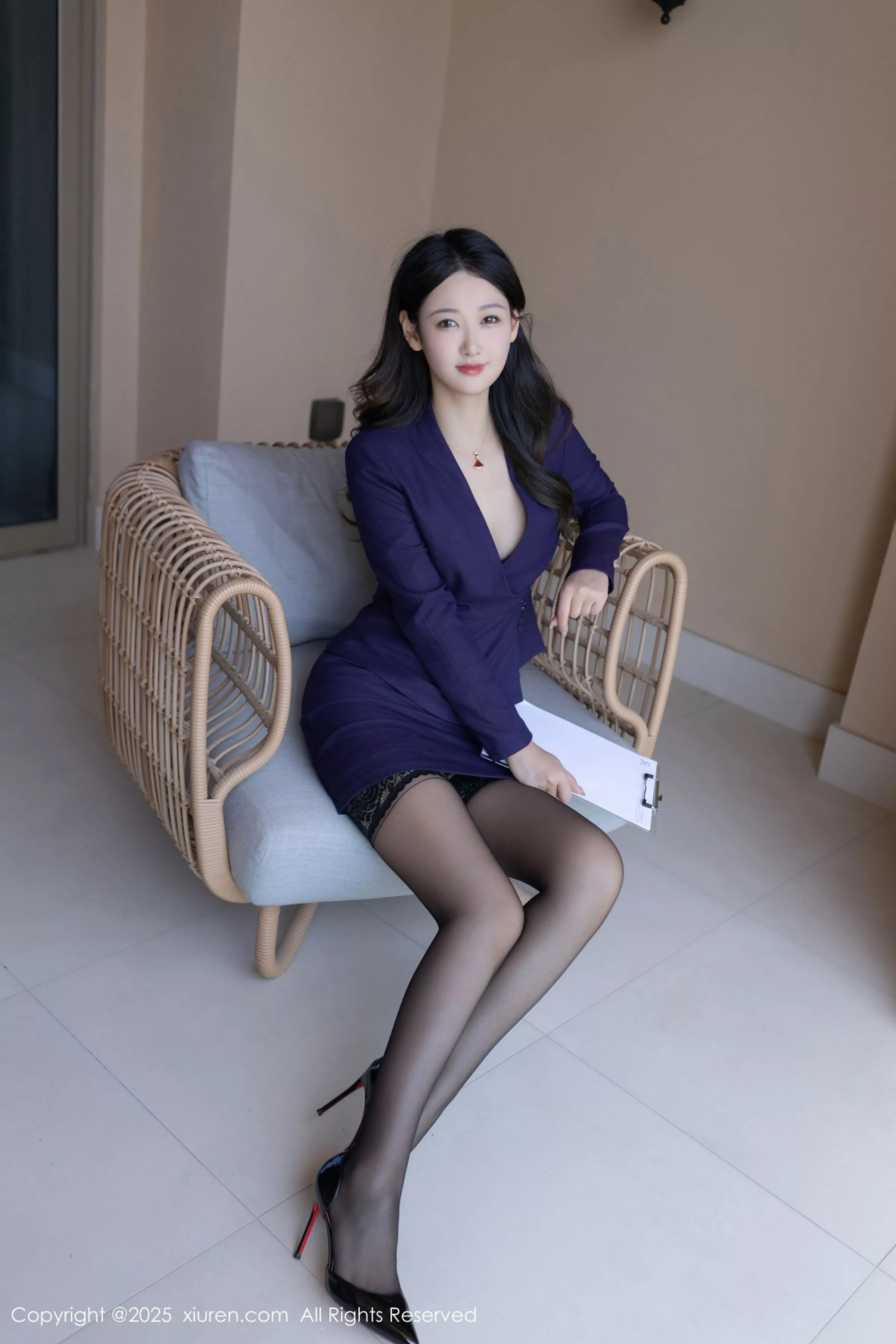 [XiuRen秀人网]No.10178_模特唐安琪深蓝OL服饰露黑色内衣配黑丝吊袜秀曼妙身姿诱惑写真80PXiuren秀人写真高清美女套图写真下载-看套图看套图