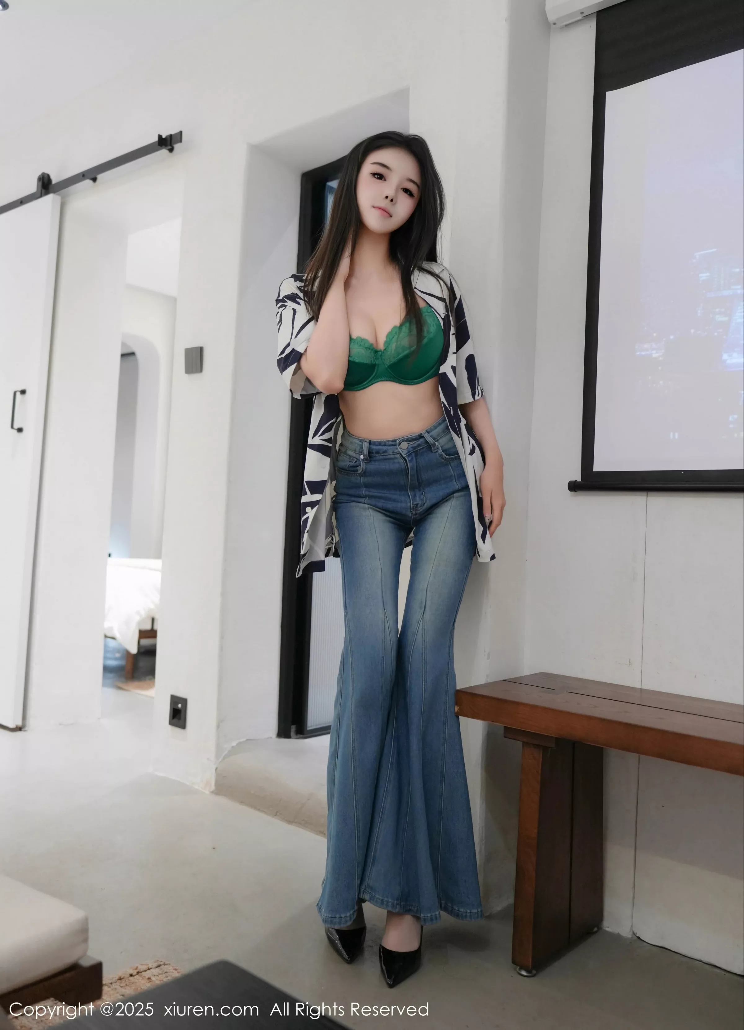 [XiuRen秀人网]No.10260_模特袁圆性感T恤露绿色内衣配灰色丝袜秀曼妙身姿完美诱惑写真78PXiuren秀人写真高清美女套图写真下载-看套图看套图