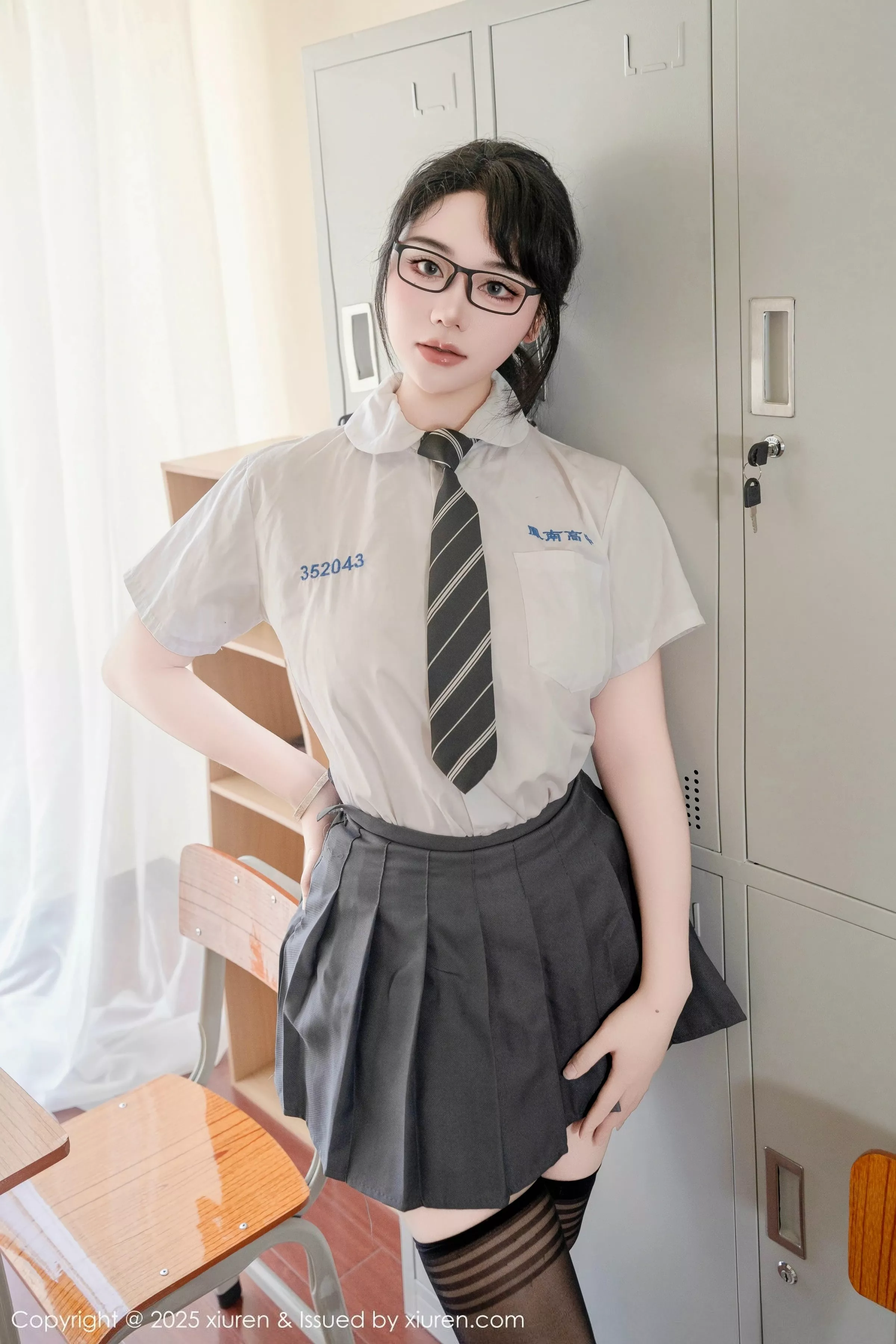 [XiuRen秀人网]No.10530_模特汐汐爱吃草莓性感学妹服饰配黑色丝袜秀丰满身材诱惑写真85PXiuren秀人写真高清美女套图写真下载-看套图看套图