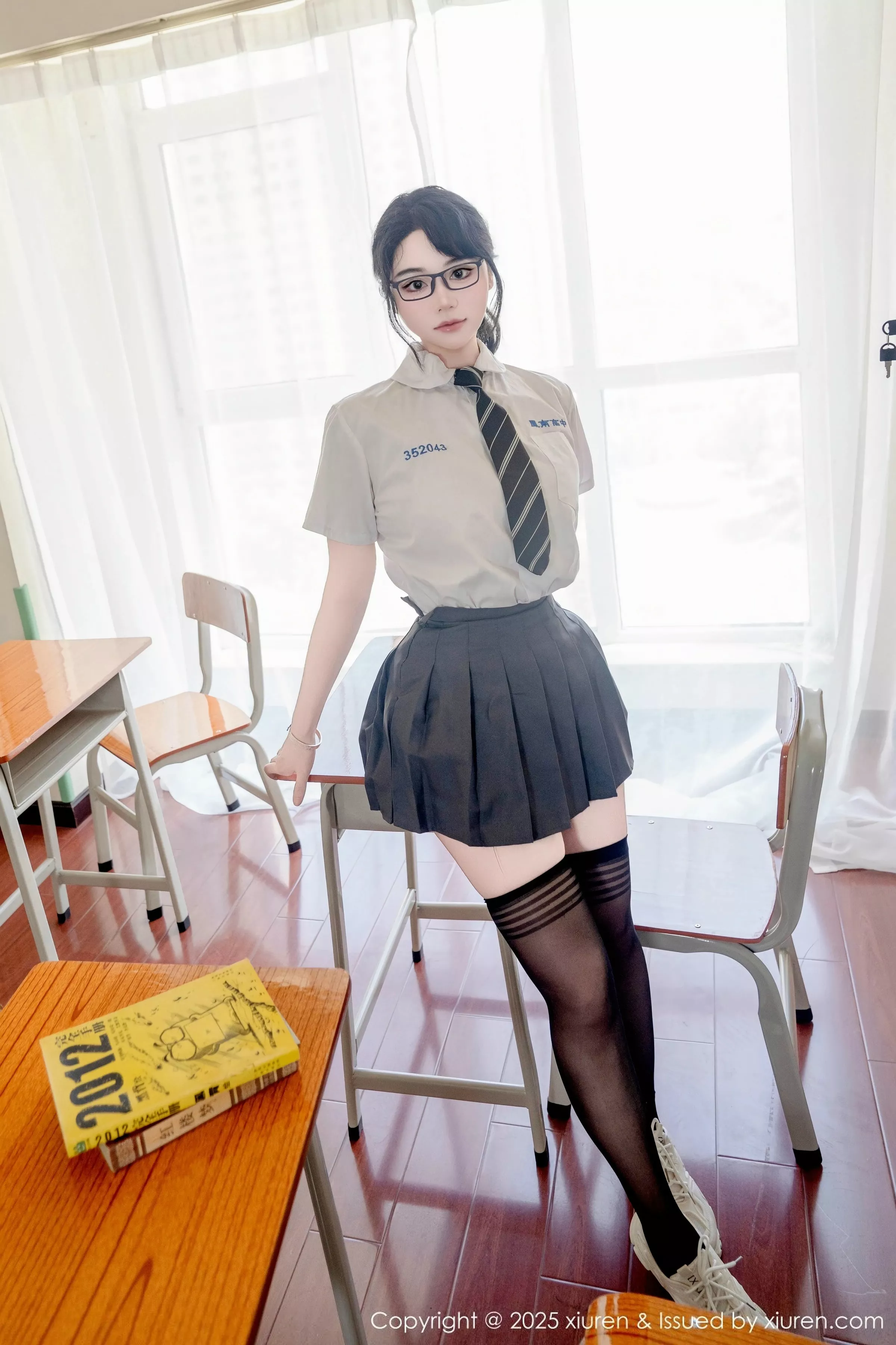 [XiuRen秀人网]No.10530_模特汐汐爱吃草莓性感学妹服饰配黑色丝袜秀丰满身材诱惑写真85PXiuren秀人写真高清美女套图写真下载-看套图看套图