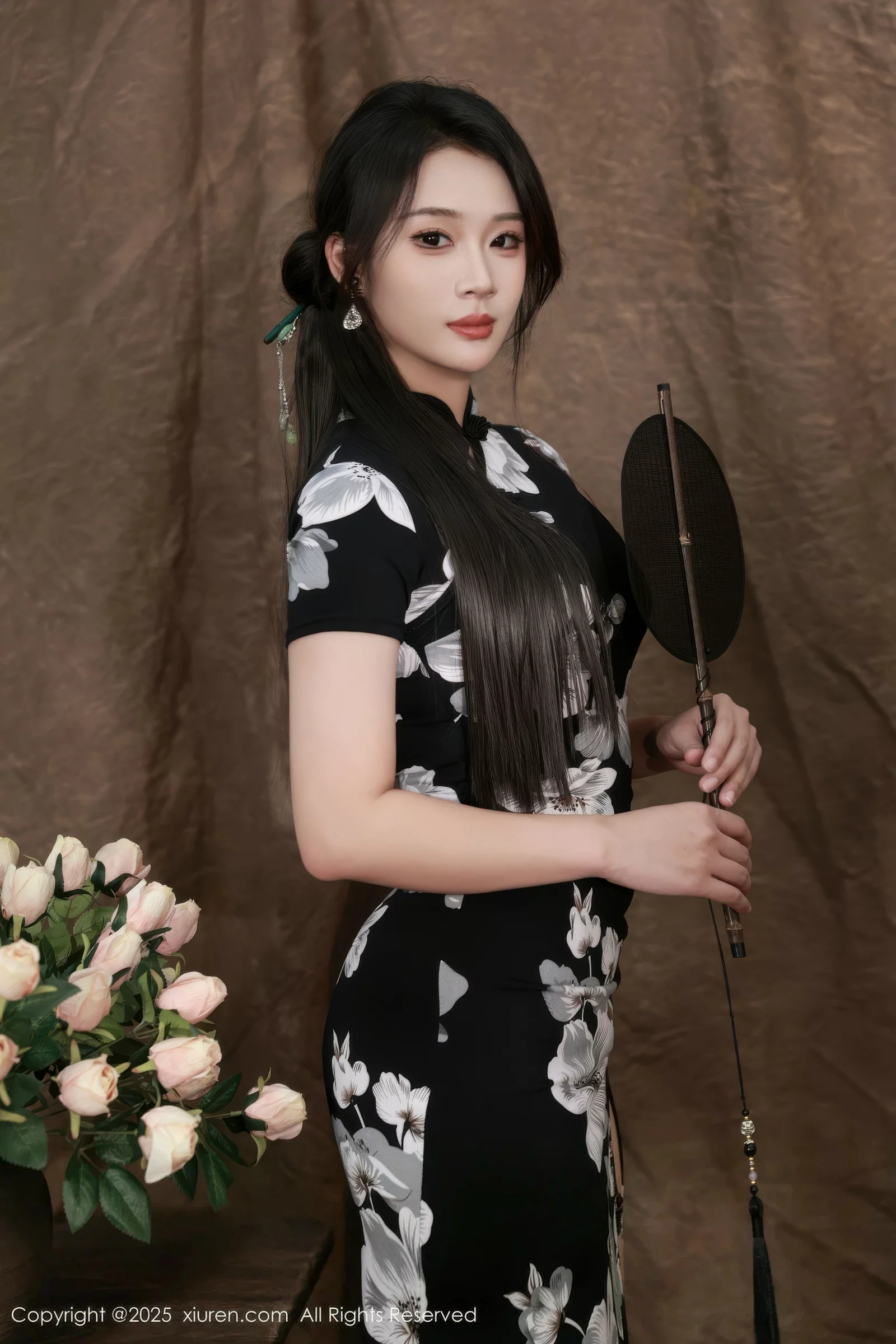 [XiuRen秀人网]No.10655_模特南乔性感黑色旗袍露紫色情趣内衣配黑色丝袜秀美腿诱惑写真72PXiuren秀人写真高清美女套图写真下载-看套图看套图