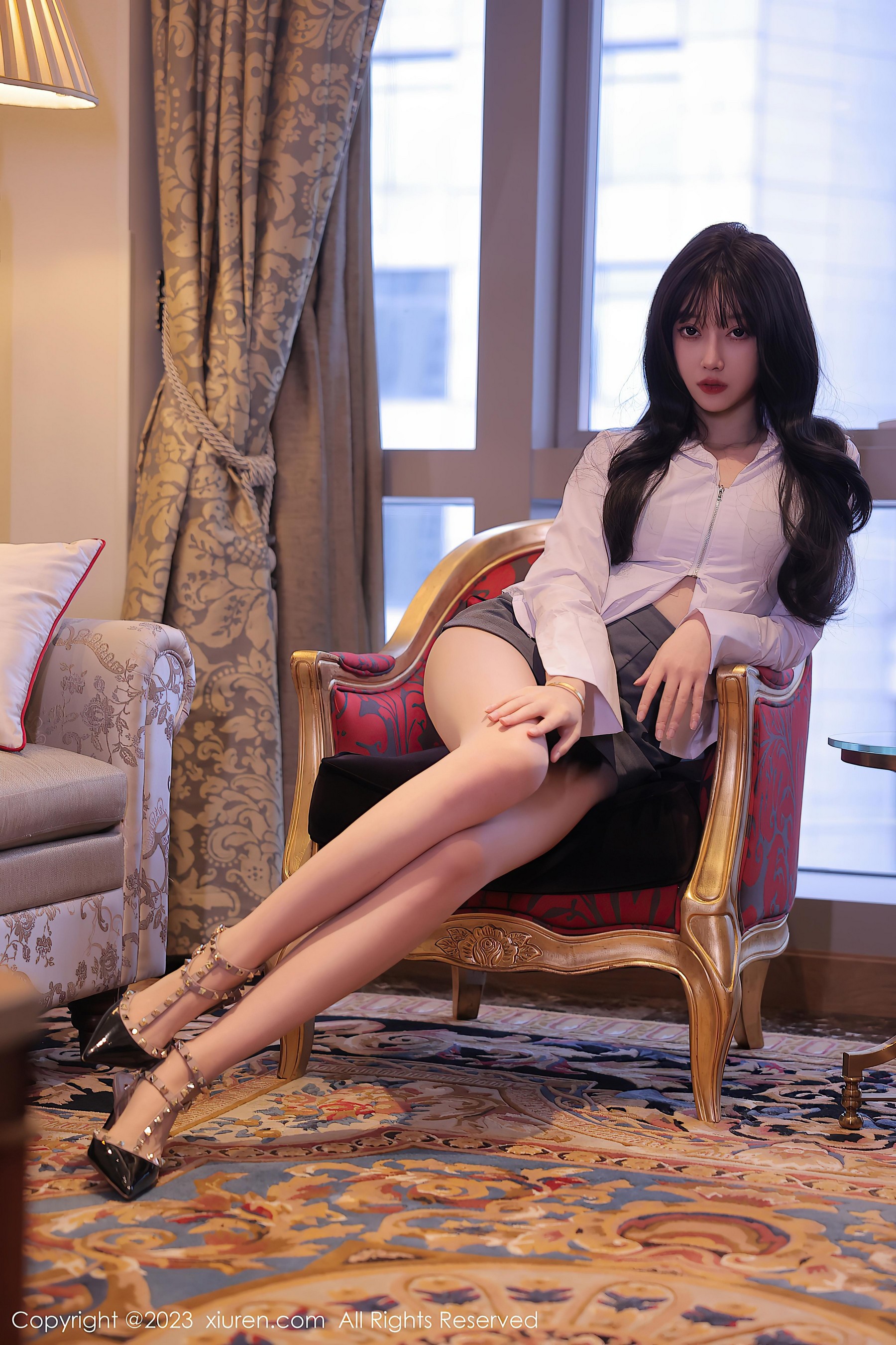 [XiuRen秀人网]2023.05.15 NO.6739 玥儿玥er 灰色短裙与黑色情趣内衣加肉丝美腿性感私房写真集Xiuren秀人写真高清美女套图写真下载-看套图看套图