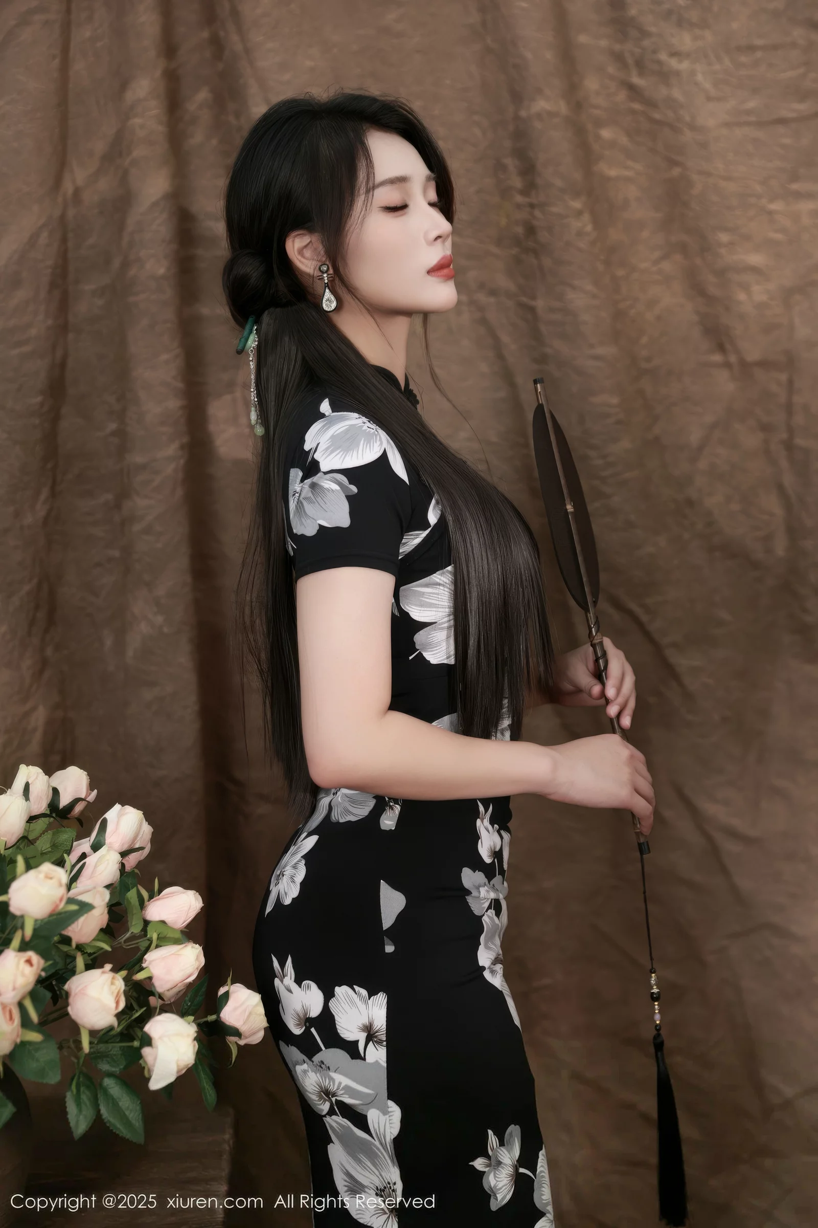 [XiuRen秀人网]No.10655_模特南乔性感黑色旗袍露紫色情趣内衣配黑色丝袜秀美腿诱惑写真72PXiuren秀人写真高清美女套图写真下载-看套图看套图