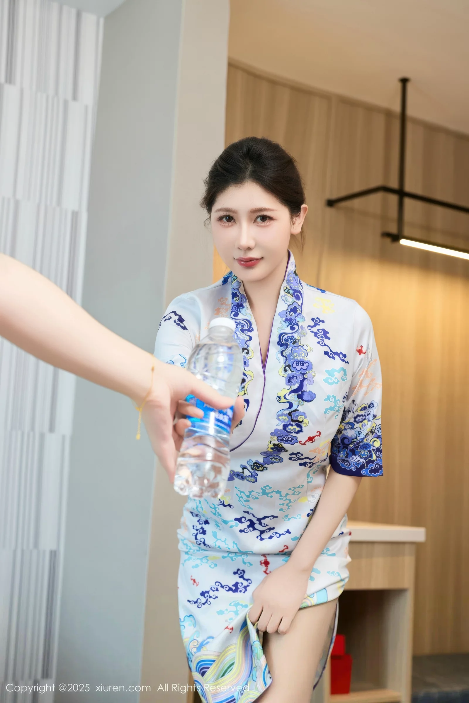 [XiuRen秀人网]No.10654_模特尹甜甜性感空姐旗袍制服露白色内衣配灰丝袜秀美腿诱惑写真54PXiuren秀人写真高清美女套图写真下载-看套图看套图