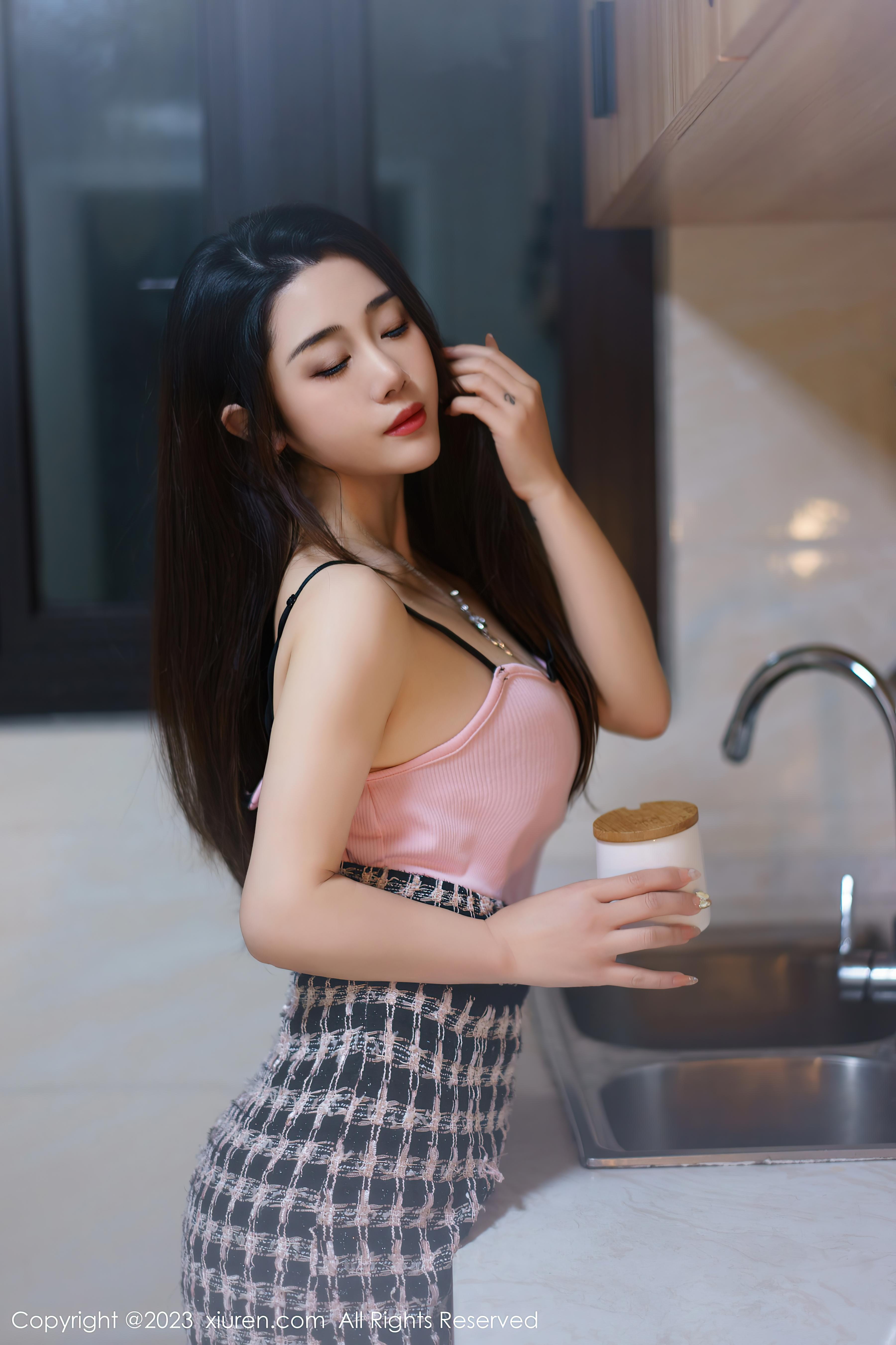 [XiuRen秀人网]2023.05.25 NO.6799 严利娅Yuliya 粉色小背心与黑色短裙加肉丝美腿性感私房写真集Xiuren秀人写真高清美女套图写真下载-看套图看套图