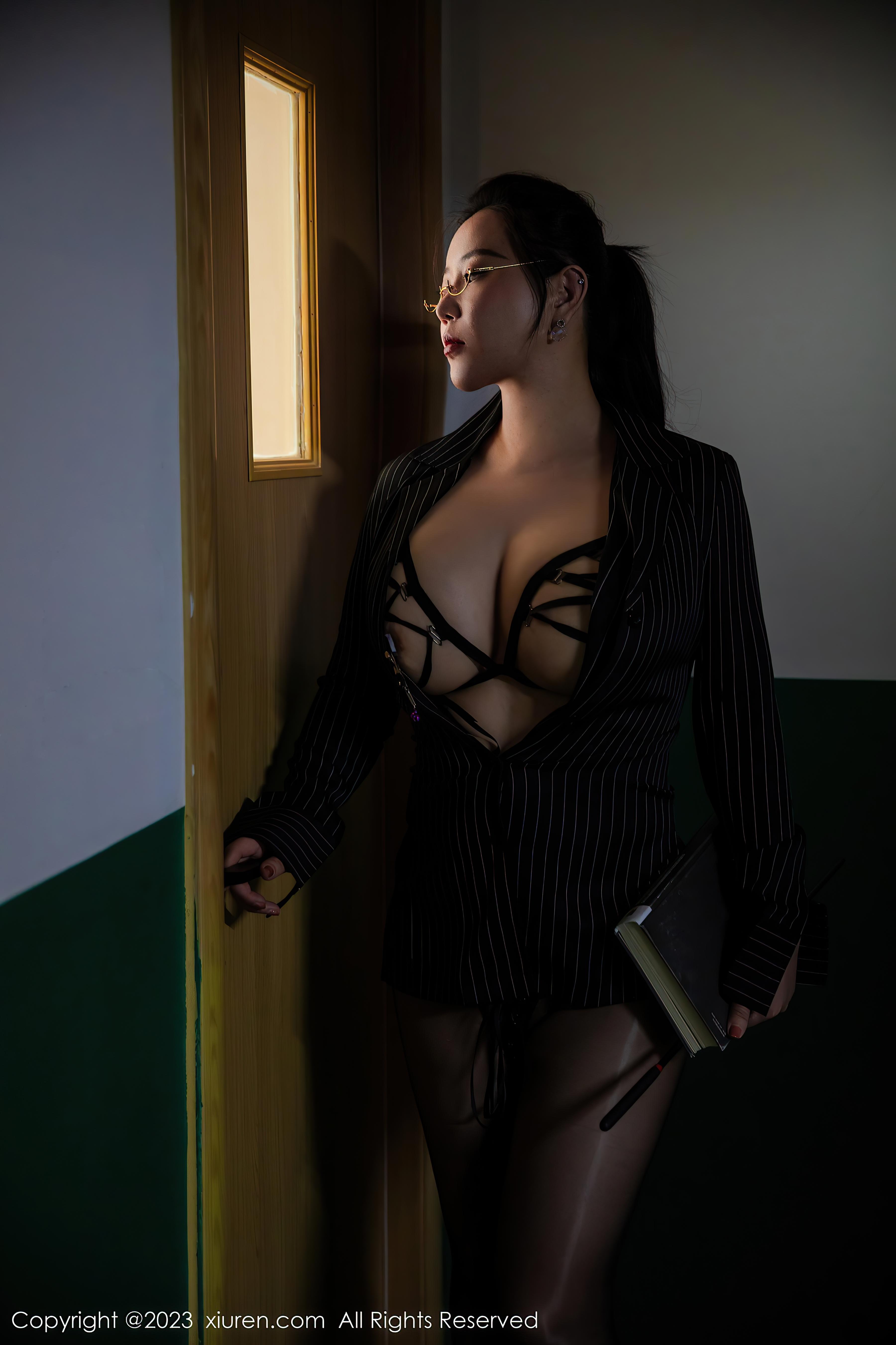 [XiuRen秀人网]2023.05.30 NO.6823 王婉悠Queen 黑色外套加黑丝美腿性感私房写真集Xiuren秀人写真高清美女套图写真下载-看套图看套图