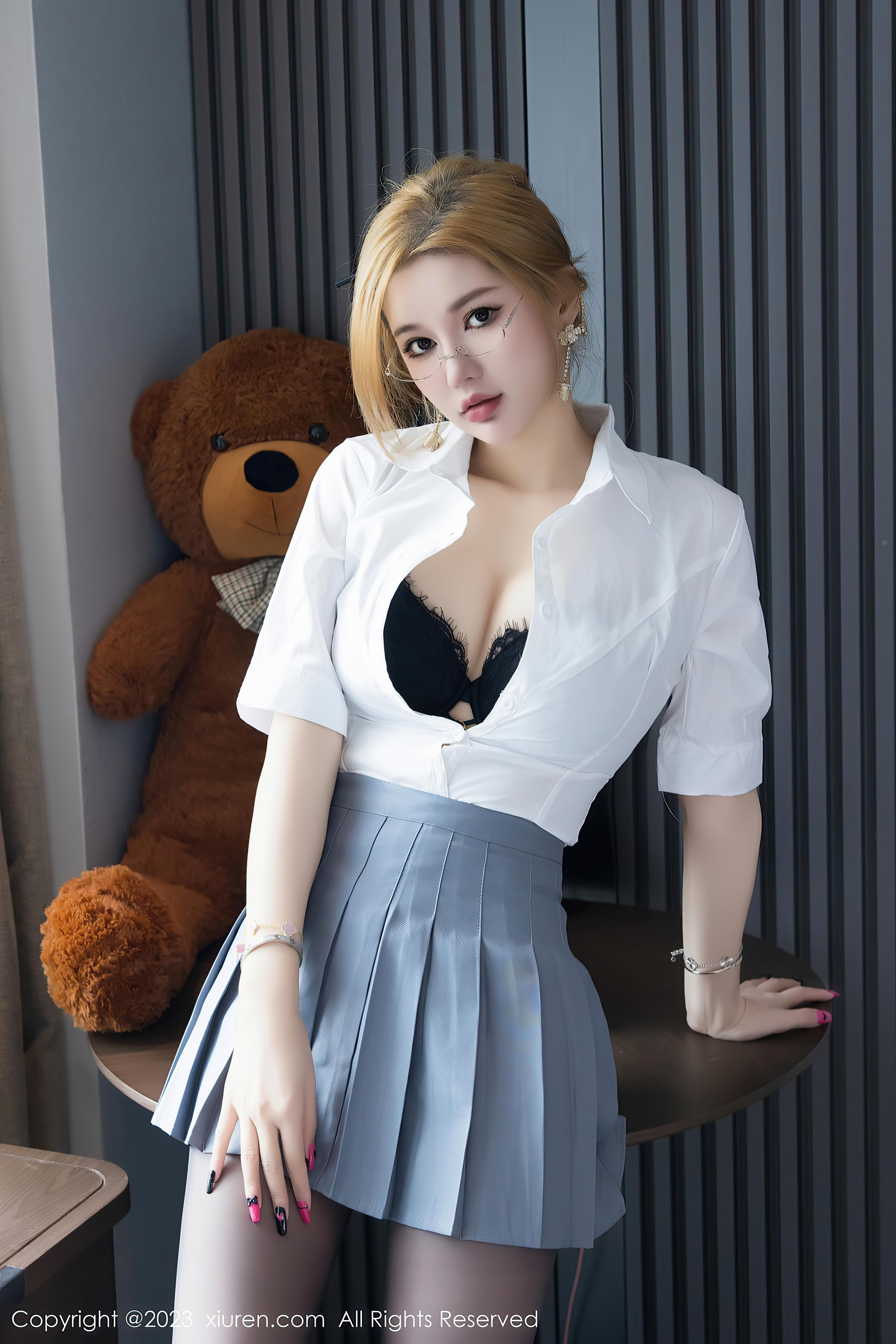 [XiuRen秀人网]2023.06.01 NO.6836 杨可可coco 紧身JK制服与黑色蕾丝内衣加黑丝美腿性感私房写真集Xiuren秀人写真高清美女套图写真下载-看套图看套图