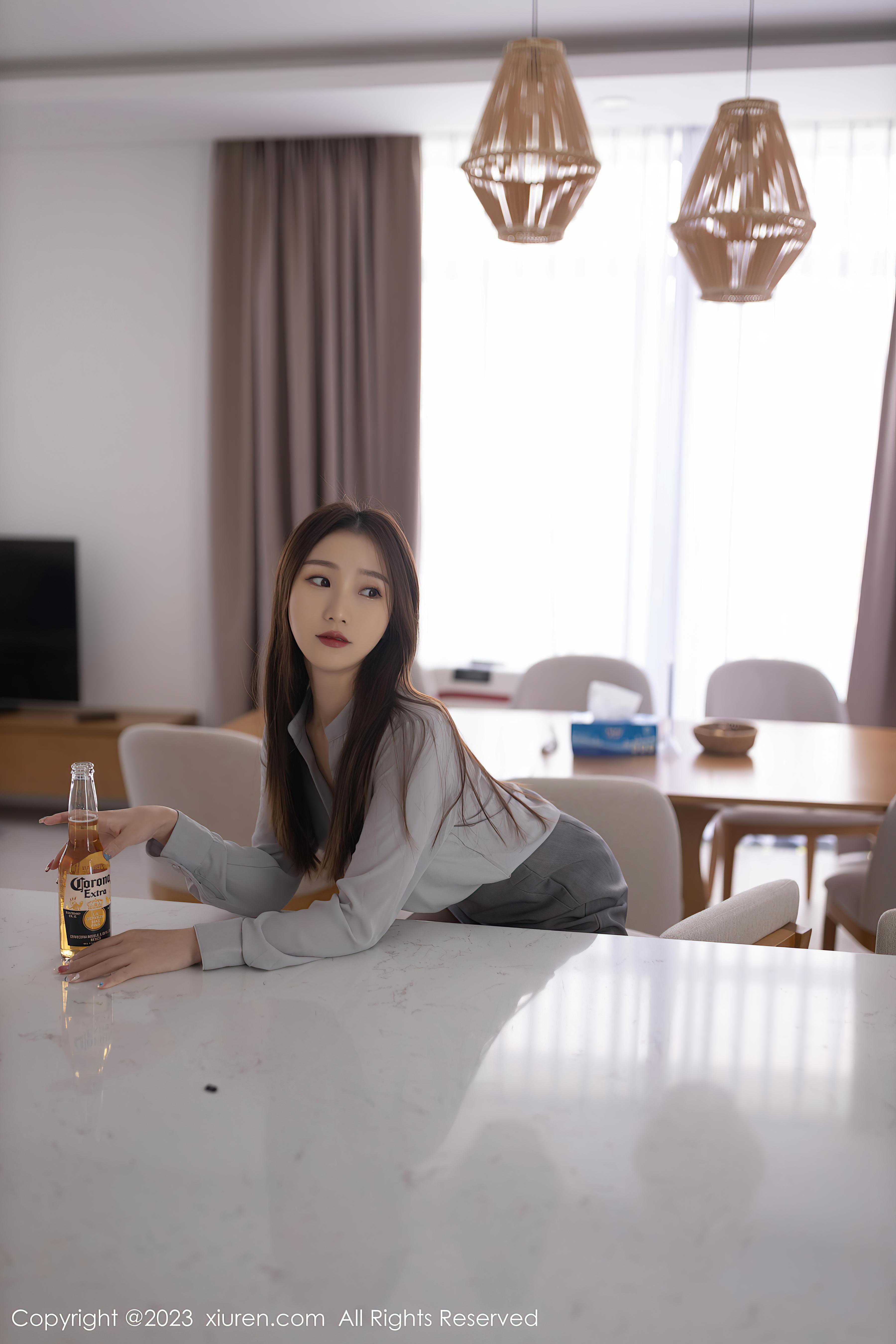 [XiuRen秀人网]2023.06.28 NO.6989 杏子Yada 灰色OL制服与蕾丝内衣加黑丝美腿性感私房写真集Xiuren秀人写真高清美女套图写真下载-看套图看套图