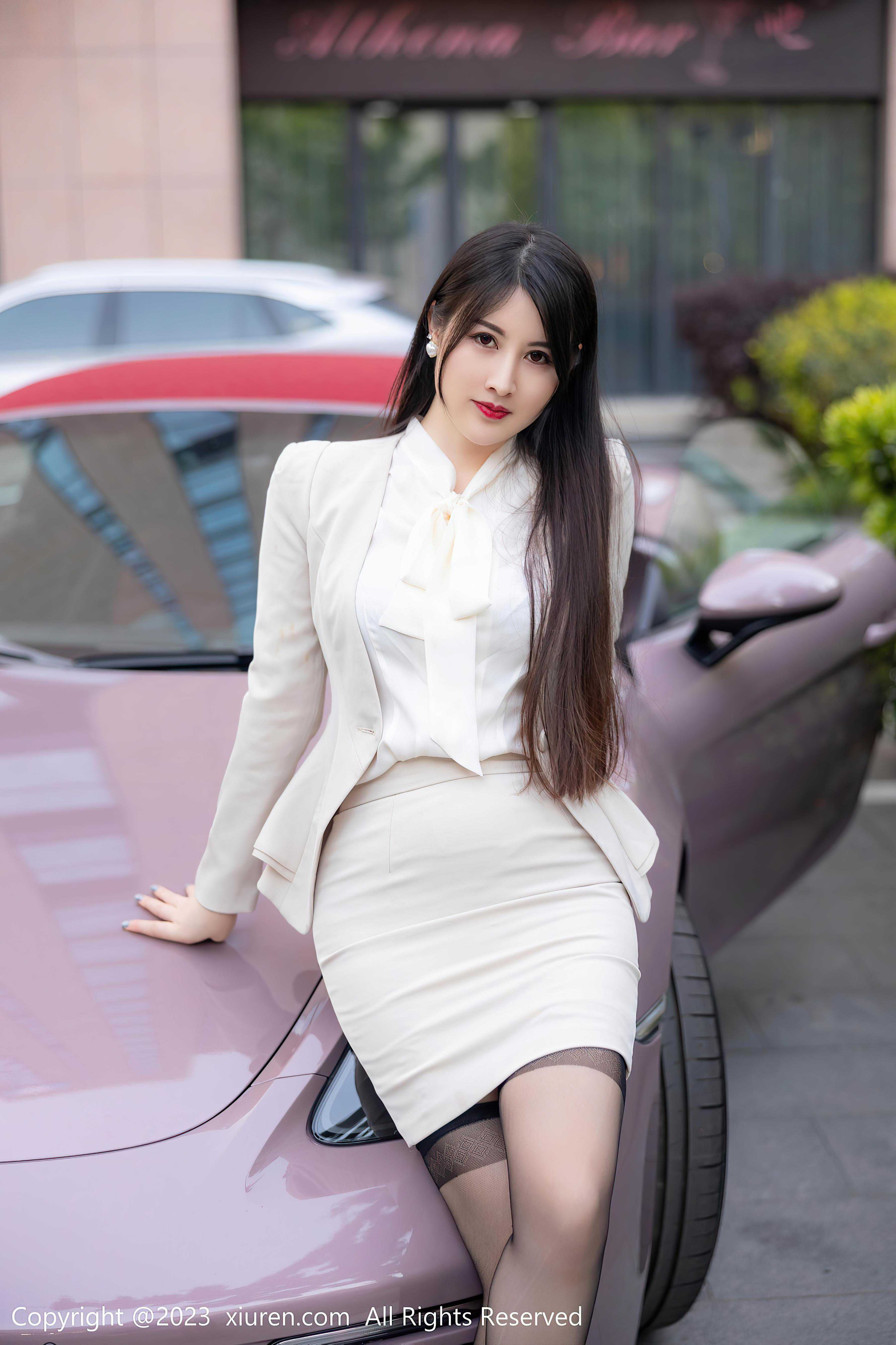 [XiuRen秀人网]2023.06.08 NO.6879 诗诗kiki 白色OL制服与粉色蕾丝内衣加灰丝美腿性感私房写真集Xiuren秀人写真高清美女套图写真下载-看套图看套图