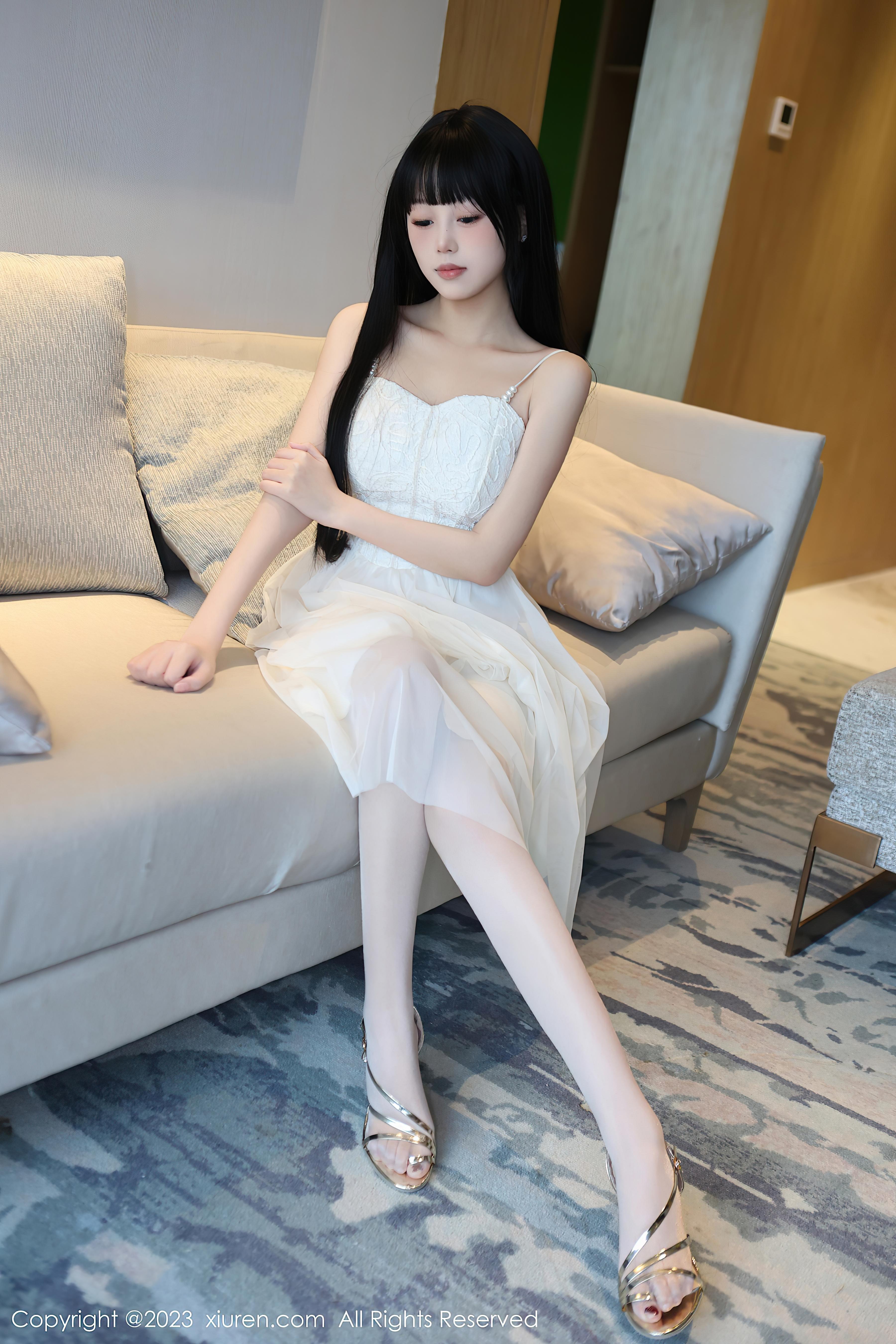 [XiuRen秀人网]2023.05.31 NO.6828 早川京子 白色吊带连衣裙与粉色内衣加肉丝美腿性感私房写真集Xiuren秀人写真高清美女套图写真下载-看套图看套图