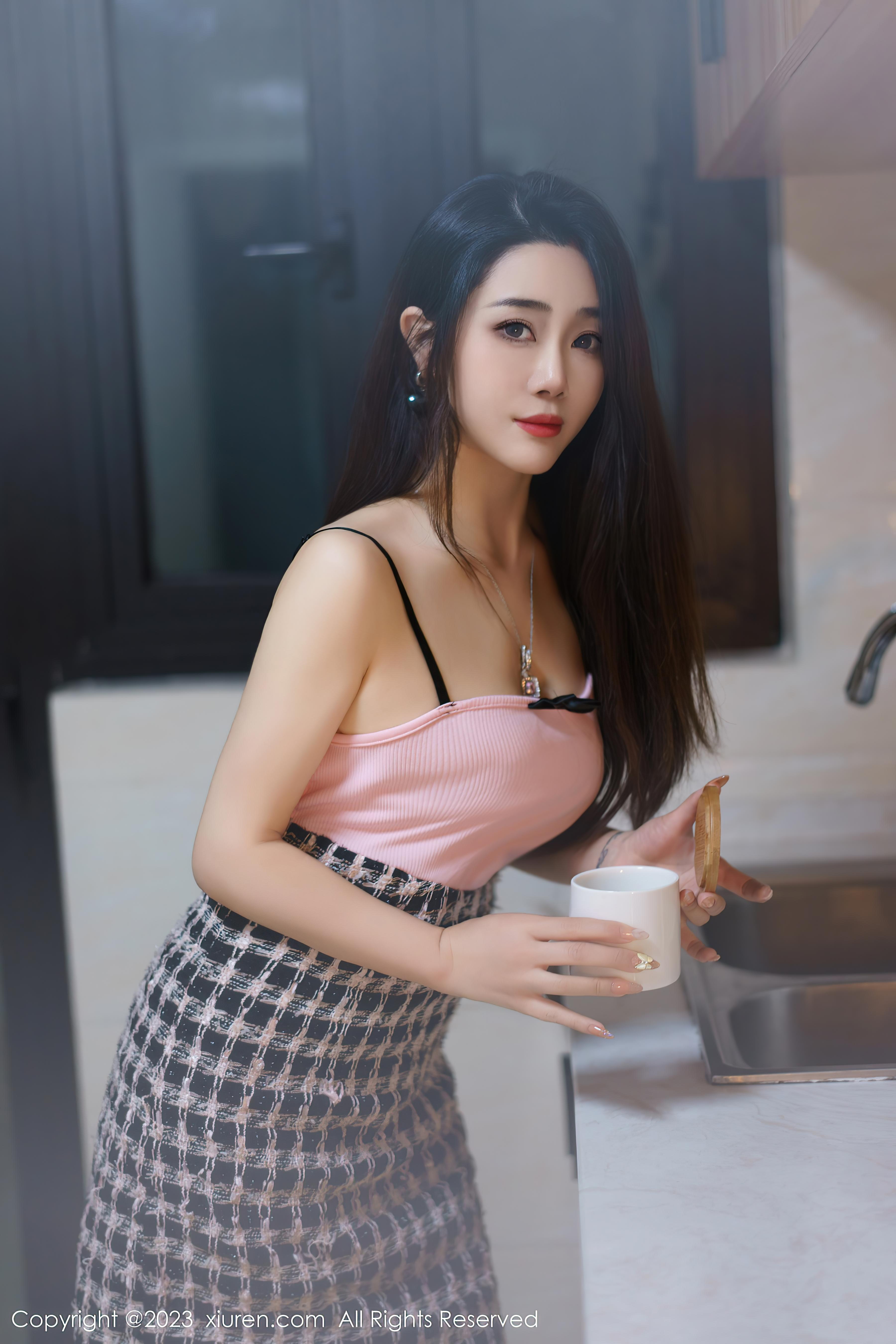 [XiuRen秀人网]2023.05.25 NO.6799 严利娅Yuliya 粉色小背心与黑色短裙加肉丝美腿性感私房写真集Xiuren秀人写真高清美女套图写真下载-看套图看套图