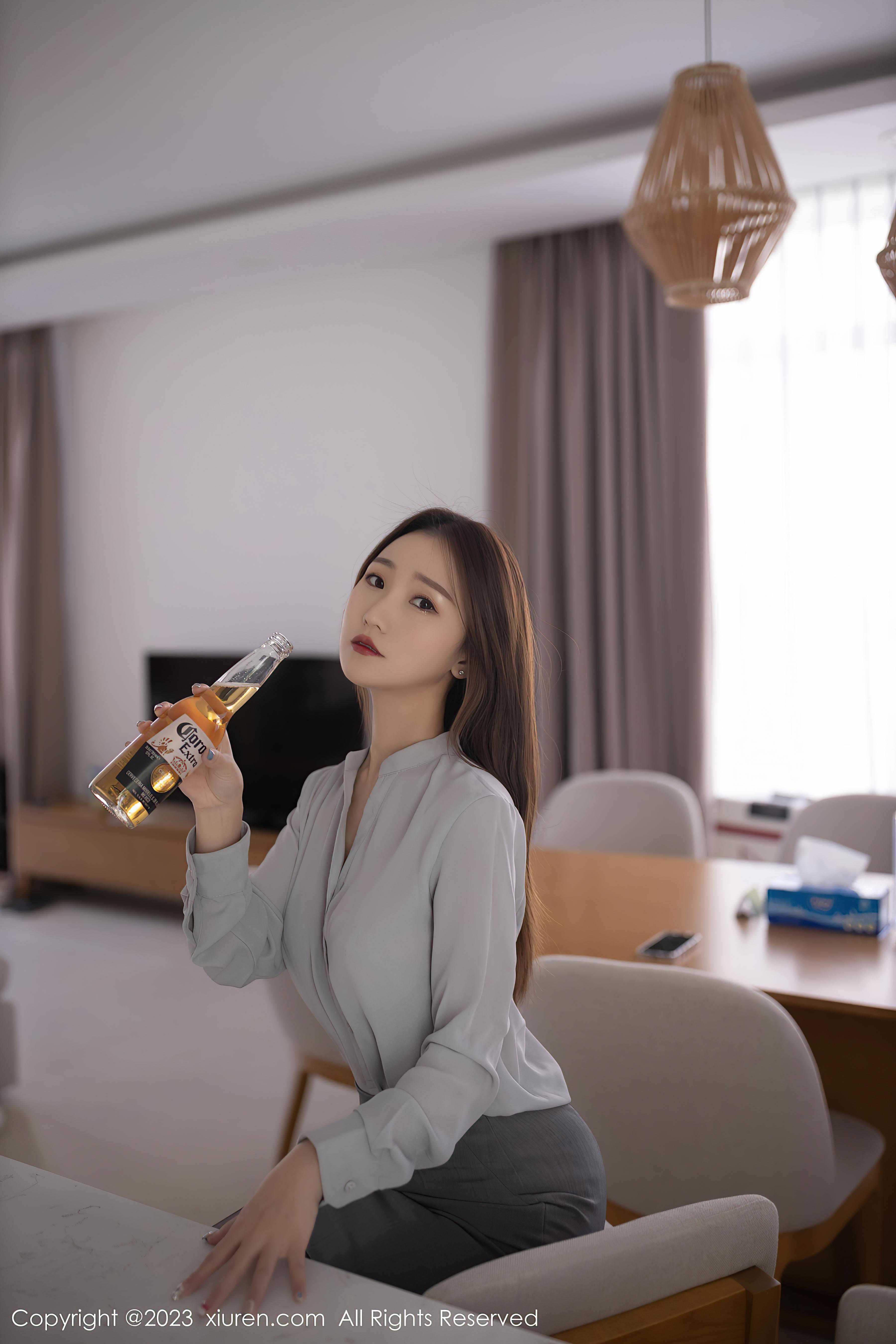 [XiuRen秀人网]2023.06.28 NO.6989 杏子Yada 灰色OL制服与蕾丝内衣加黑丝美腿性感私房写真集Xiuren秀人写真高清美女套图写真下载-看套图看套图