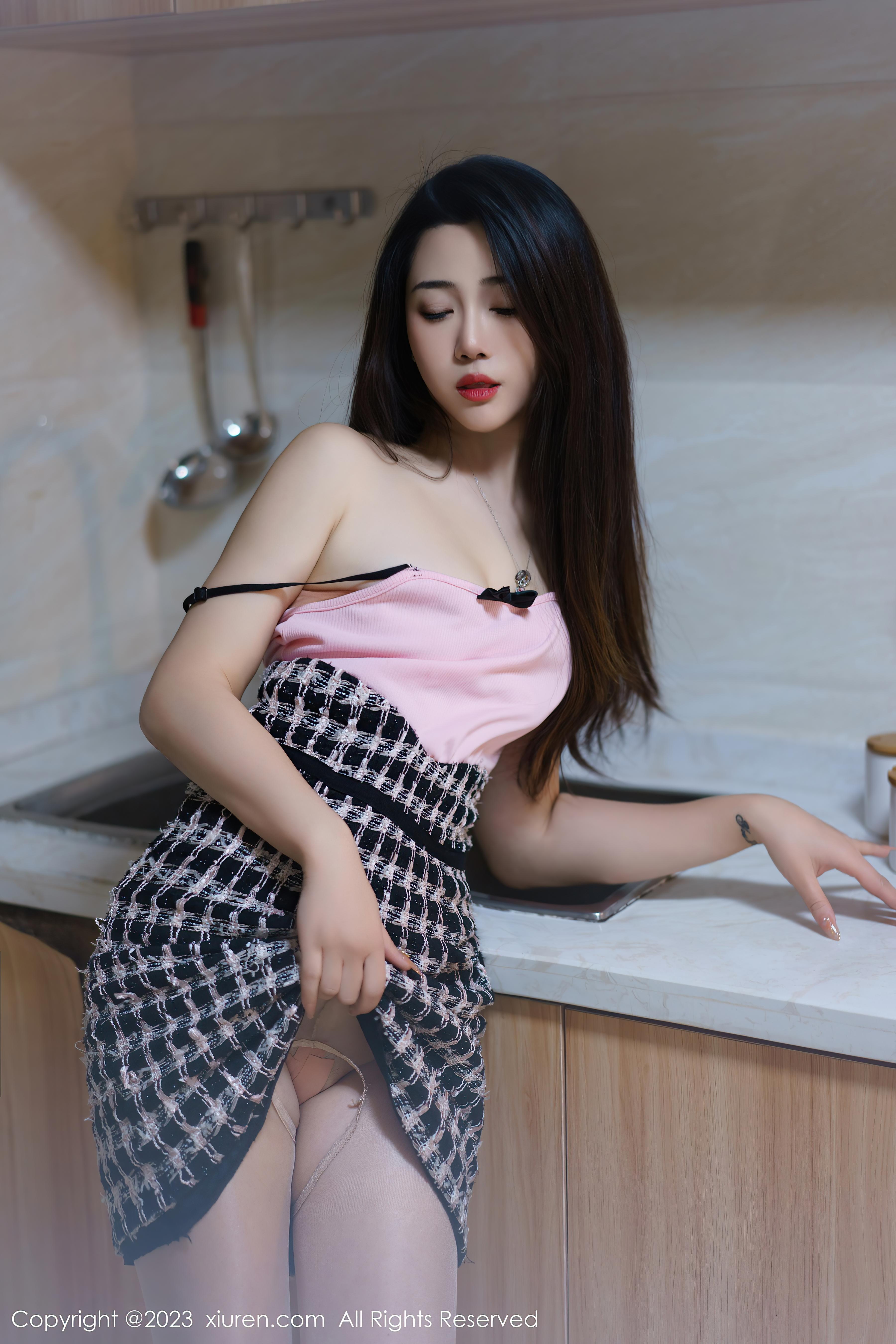 [XiuRen秀人网]2023.05.25 NO.6799 严利娅Yuliya 粉色小背心与黑色短裙加肉丝美腿性感私房写真集Xiuren秀人写真高清美女套图写真下载-看套图看套图