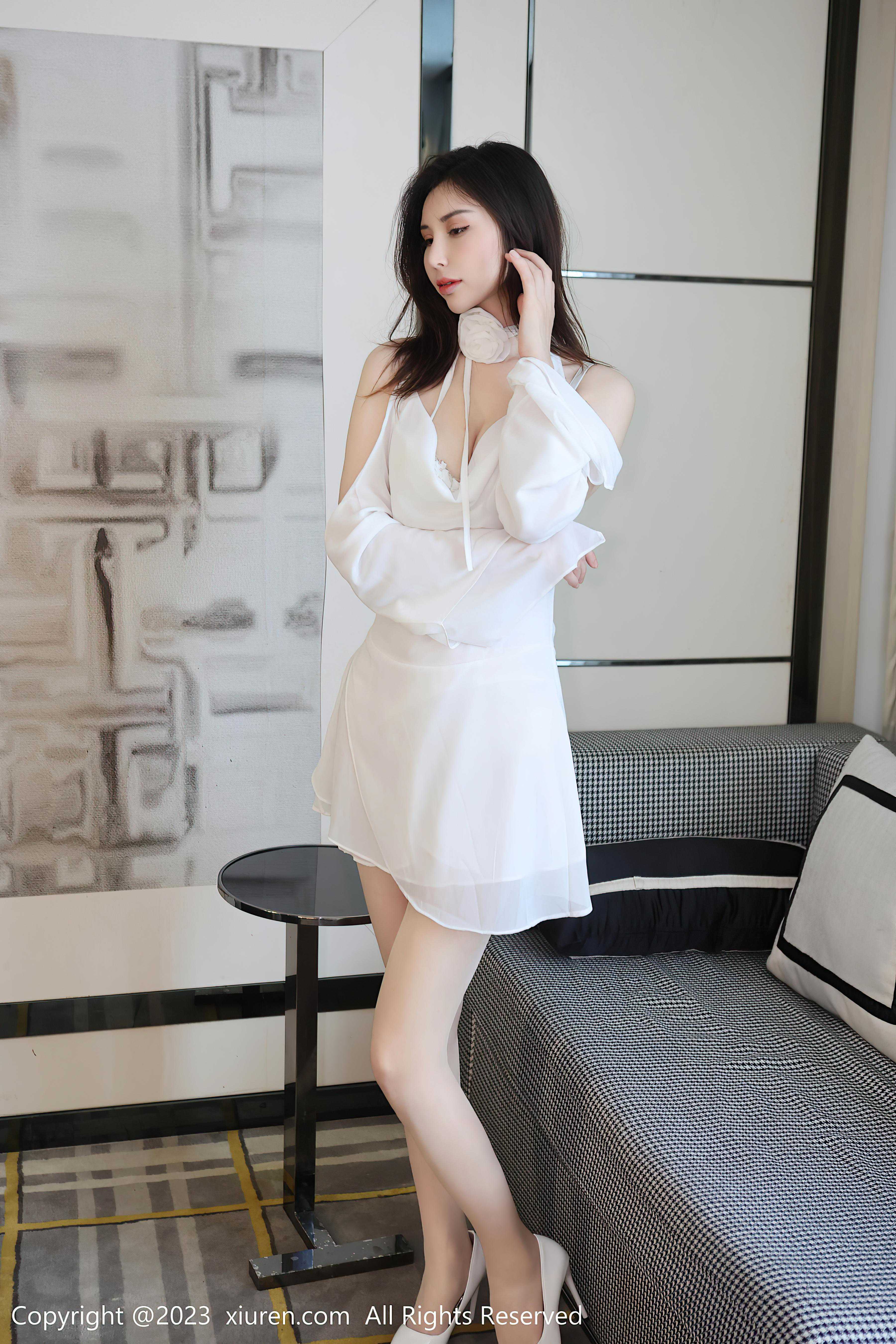 [XiuRen秀人网]2023.06.08 NO.6877 王曼柔 白色礼服与情趣内衣加丝袜美腿性感私房写真集Xiuren秀人写真高清美女套图写真下载-看套图看套图