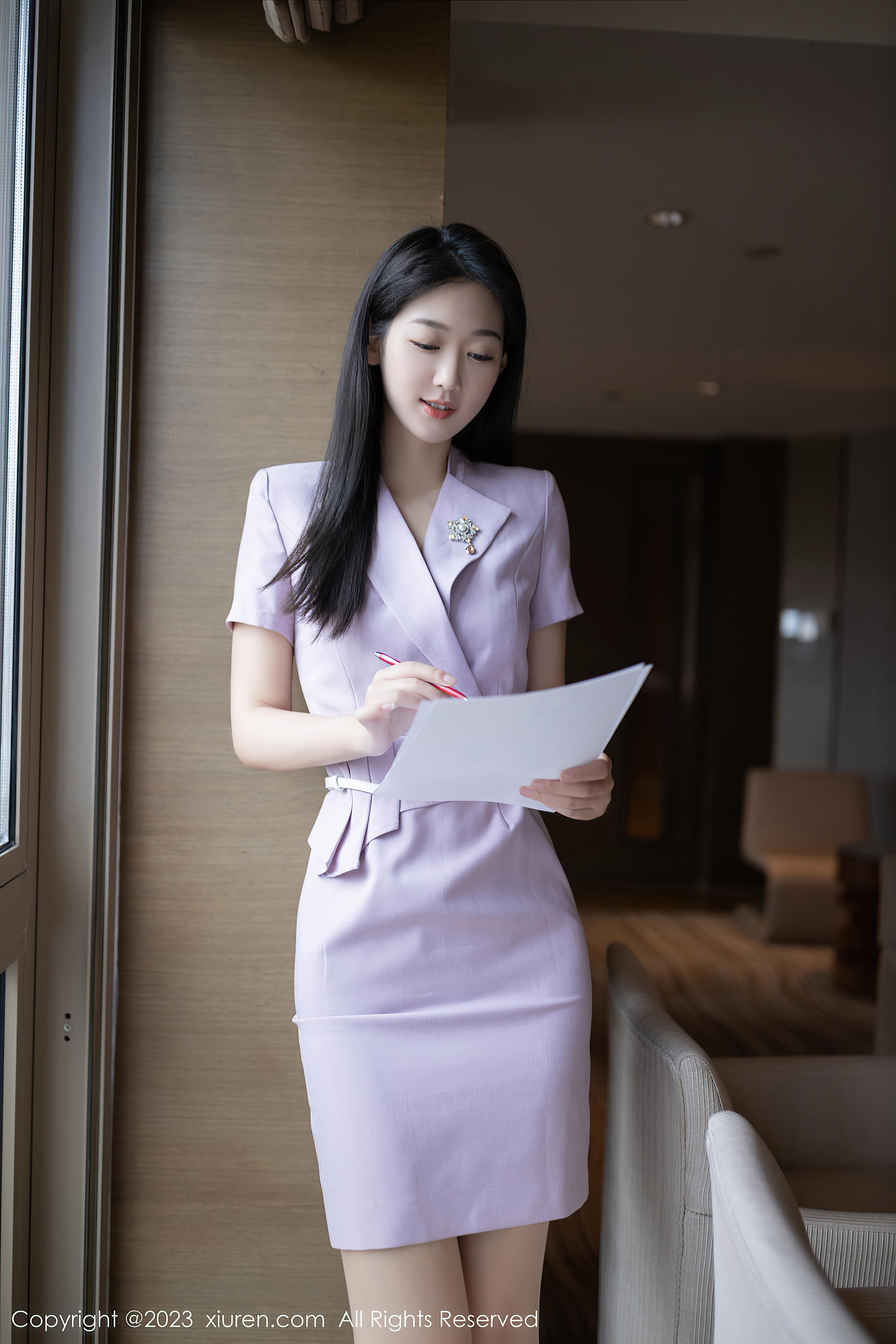 [XiuRen秀人网]2023.06.05 NO.6859 唐安琪 粉色OL制服与白色内衣加肉丝美腿性感私房写真集Xiuren秀人写真高清美女套图写真下载-看套图看套图