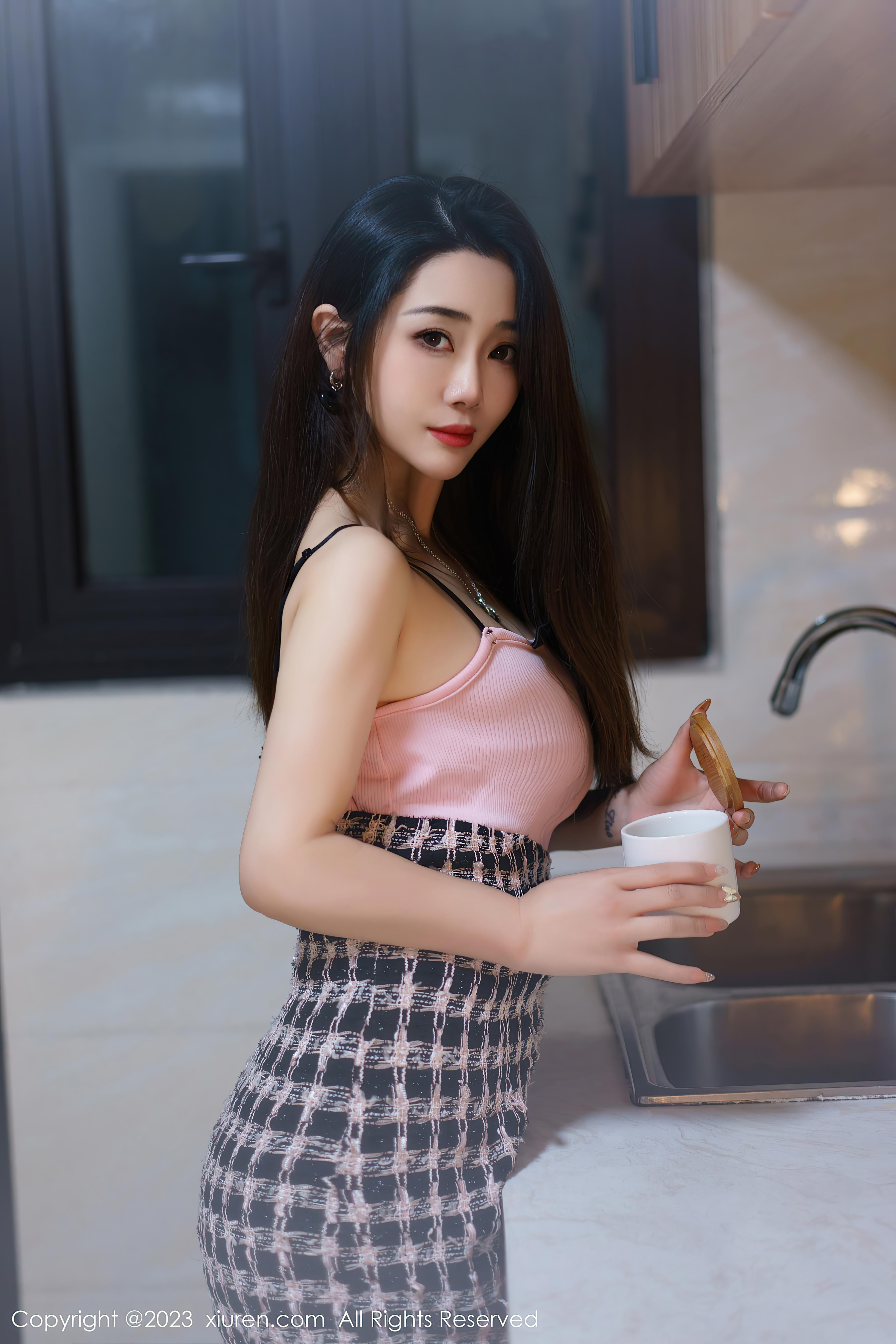 [XiuRen秀人网]2023.05.25 NO.6799 严利娅Yuliya 粉色小背心与黑色短裙加肉丝美腿性感私房写真集Xiuren秀人写真高清美女套图写真下载-看套图看套图