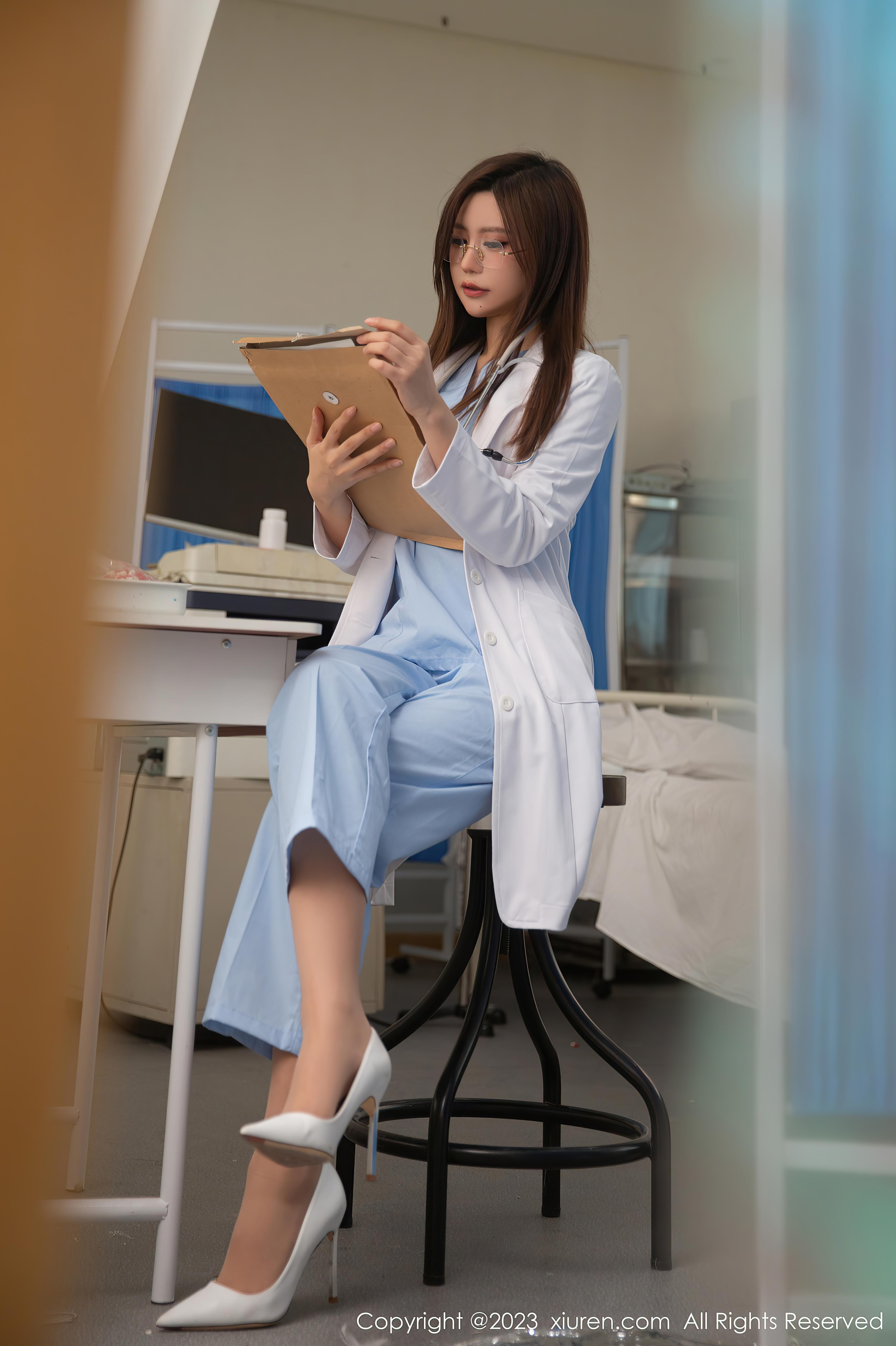 [XiuRen秀人网]2023.06.02 NO.6849 绮里嘉ula 性感女护士制服与灰色蕾丝内衣加肉丝美腿私房写真集Xiuren秀人写真高清美女套图写真下载-看套图看套图