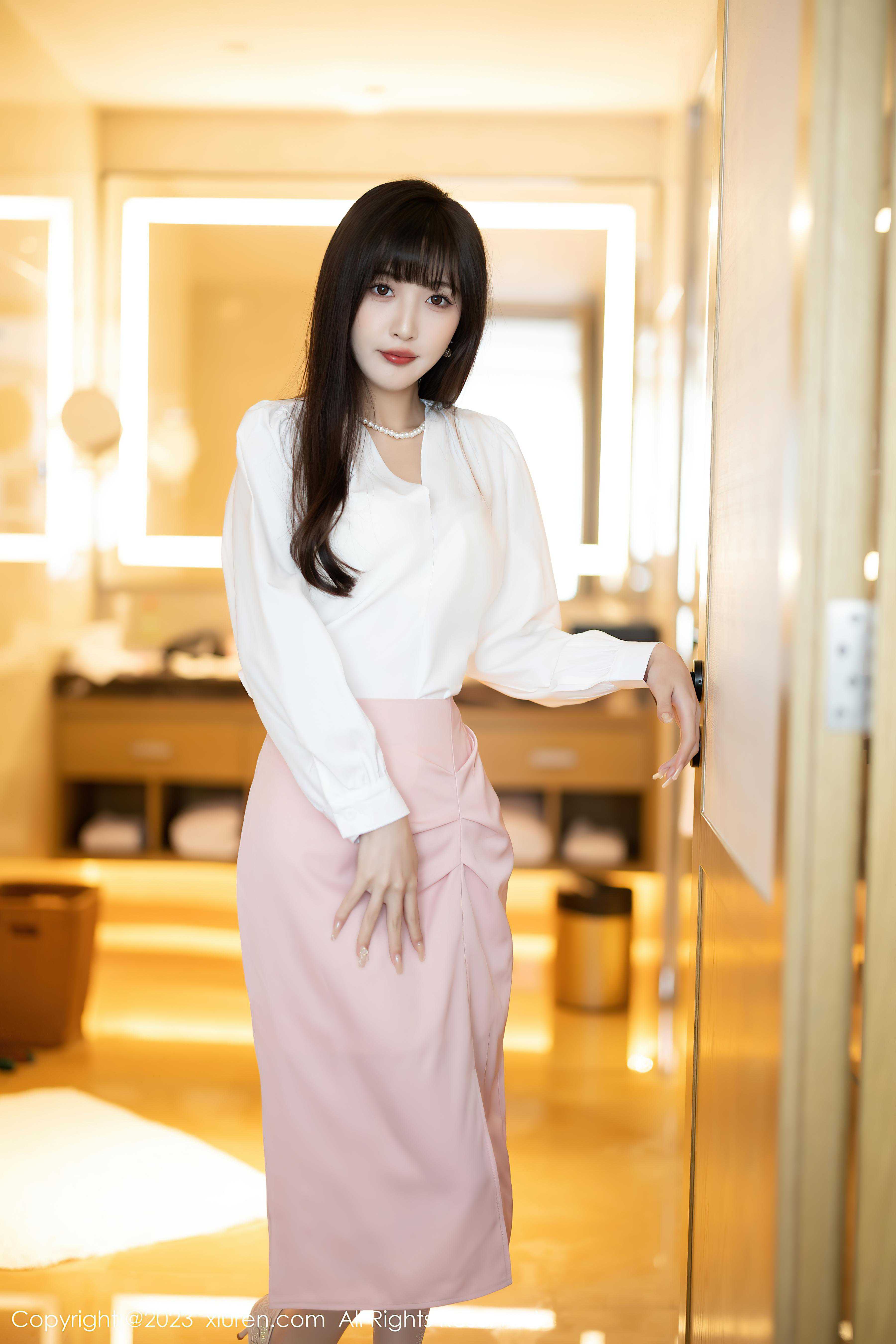 [XiuRen秀人网]2023.07.27 NO.7147 林星阑 粉色透视长裙与白色内衣加肉丝美腿性感私房写真集Xiuren秀人写真高清美女套图写真下载-看套图看套图