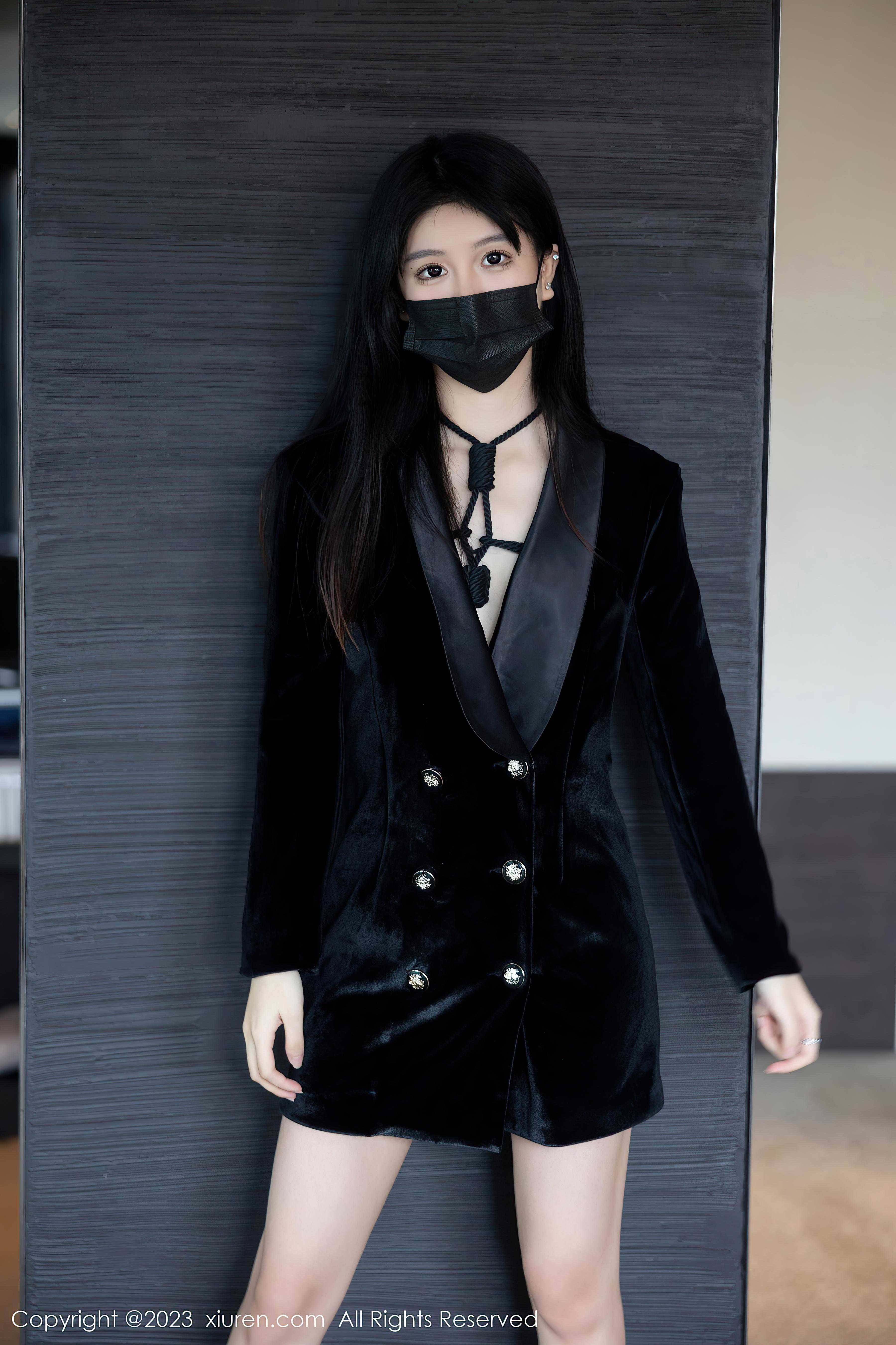 [XiuRen秀人网]2023.07.21 NO.7121 幼幼 黑色连身风衣加情趣乳贴性感私房写真集Xiuren秀人写真高清美女套图写真下载-看套图看套图
