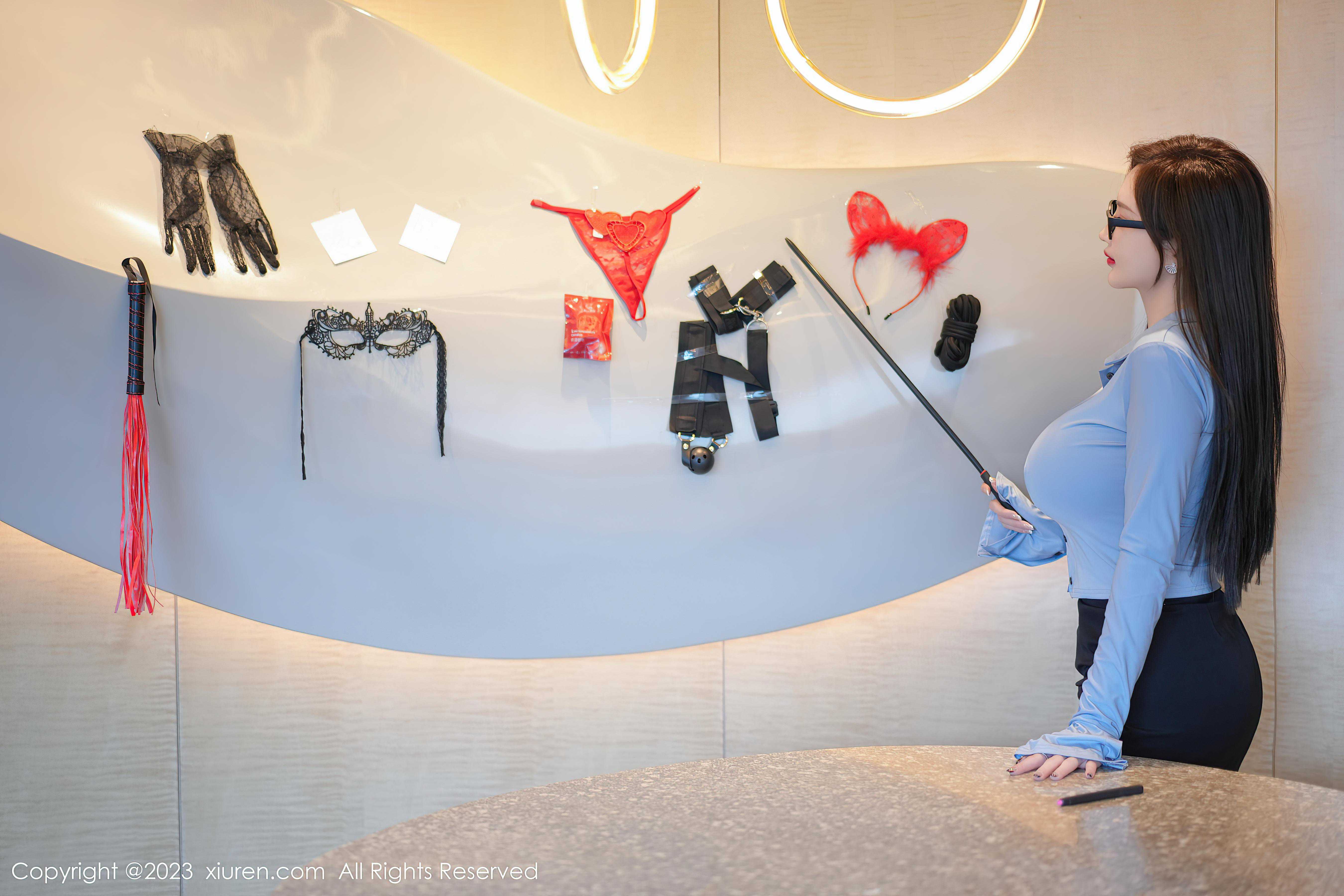 [XiuRen秀人网]2023.07.18 NO.7095 Carol周妍希 紧身OL制服加黑丝美腿性感私房写真集Xiuren秀人写真高清美女套图写真下载-看套图看套图