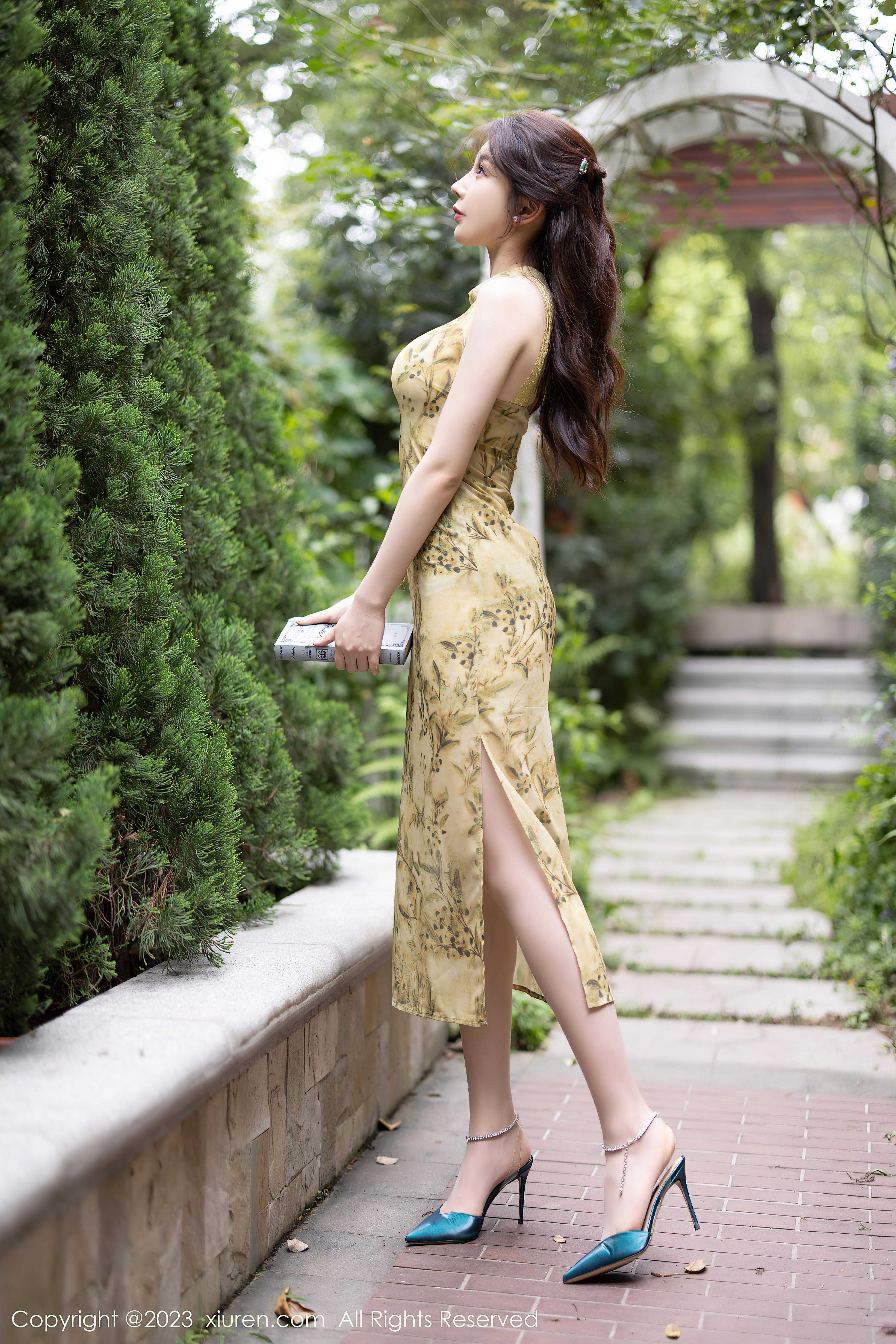 [XiuRen秀人网]2023.07.14 NO.7083 徐莉芝Booty 修身无袖旗袍与蕾丝内衣加肉丝美腿性感私房写真集Xiuren秀人写真高清美女套图写真下载-看套图看套图