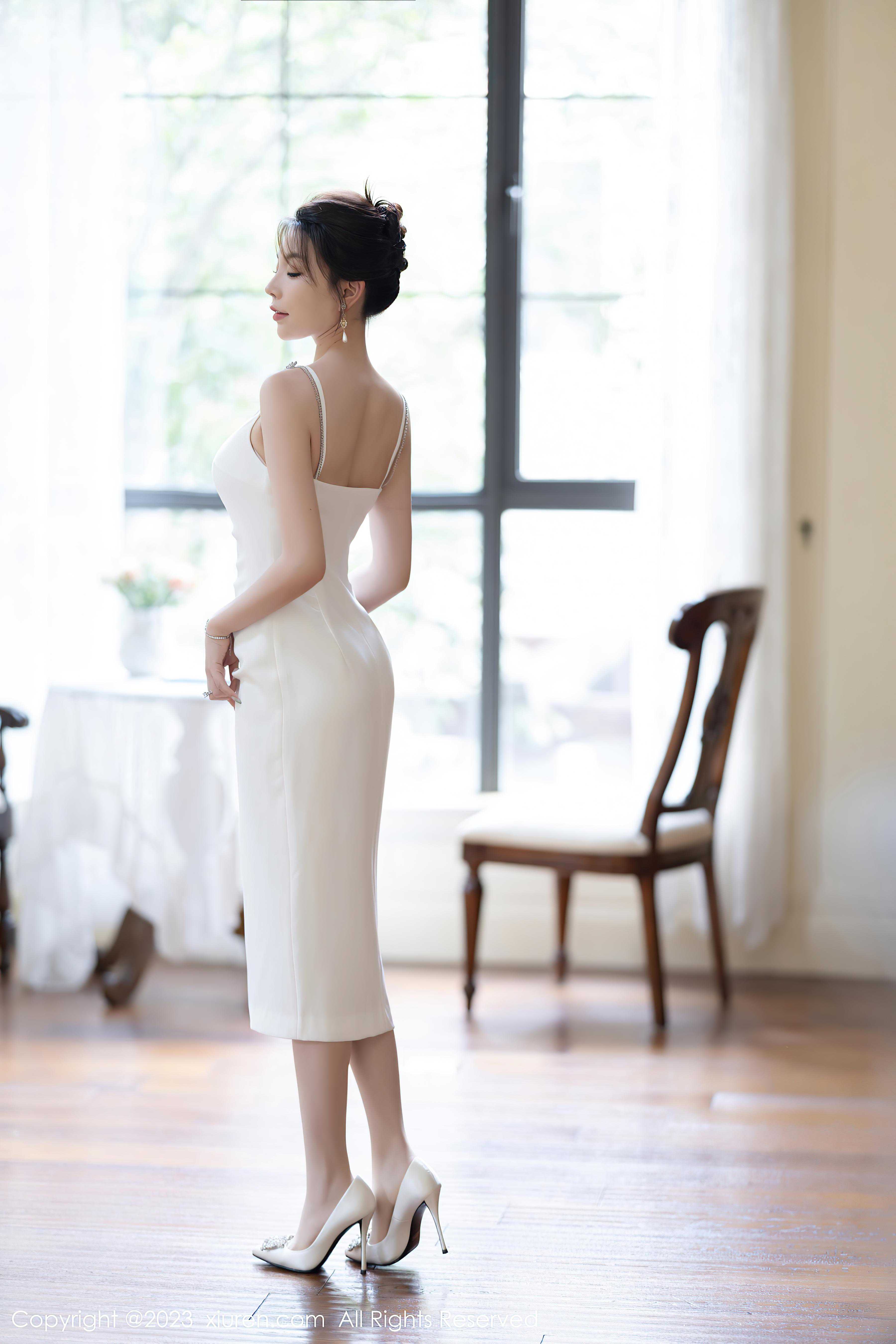 [XiuRen秀人网]023.07.28 NO.7155 徐莉芝Booty 白色裸背礼服裙与透视情趣内衣加丝袜美腿性感私房写真集Xiuren秀人写真高清美女套图写真下载-看套图看套图