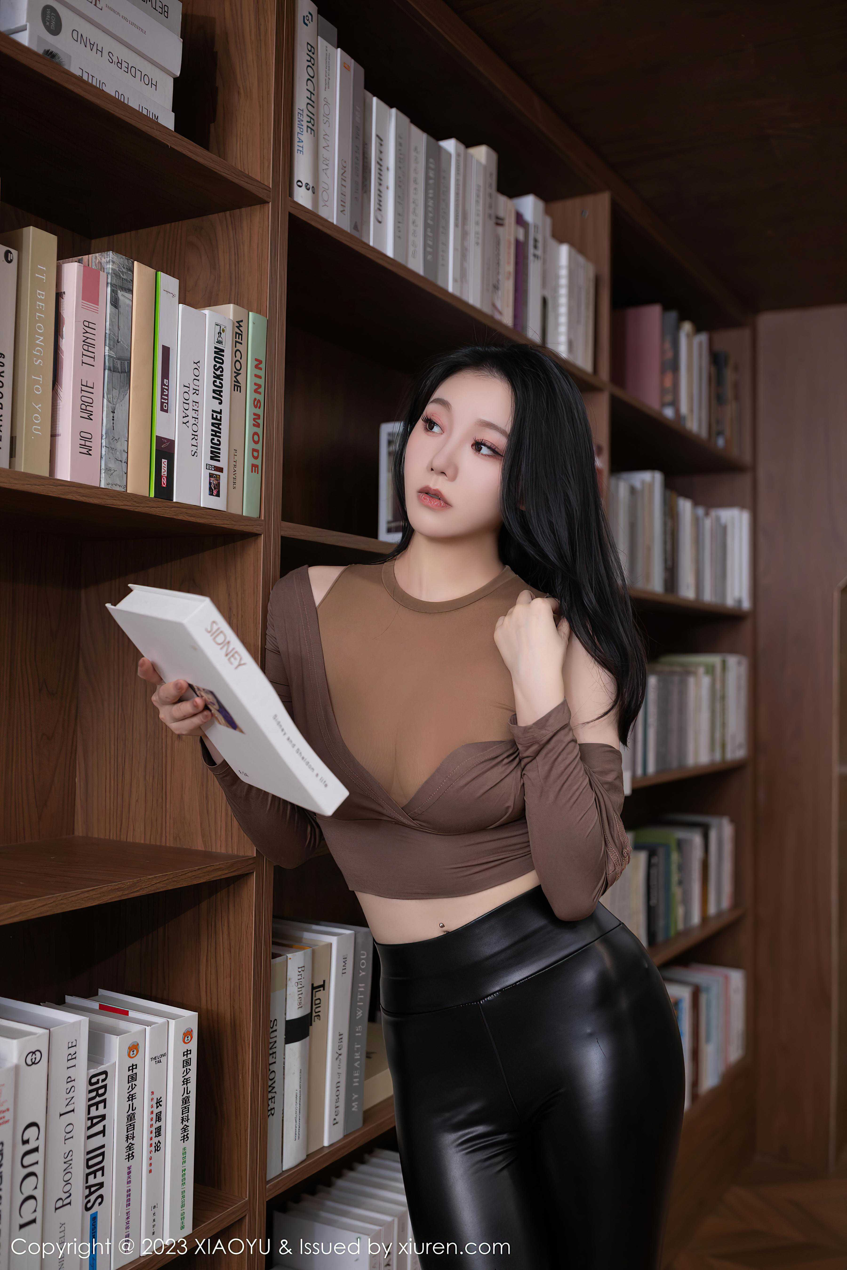 [XiuRen秀人网]2023.07.25 NO.7133 安然anran 棕色紧身透视T恤加黑丝美腿性感私房写真集Xiuren秀人写真高清美女套图写真下载-看套图看套图