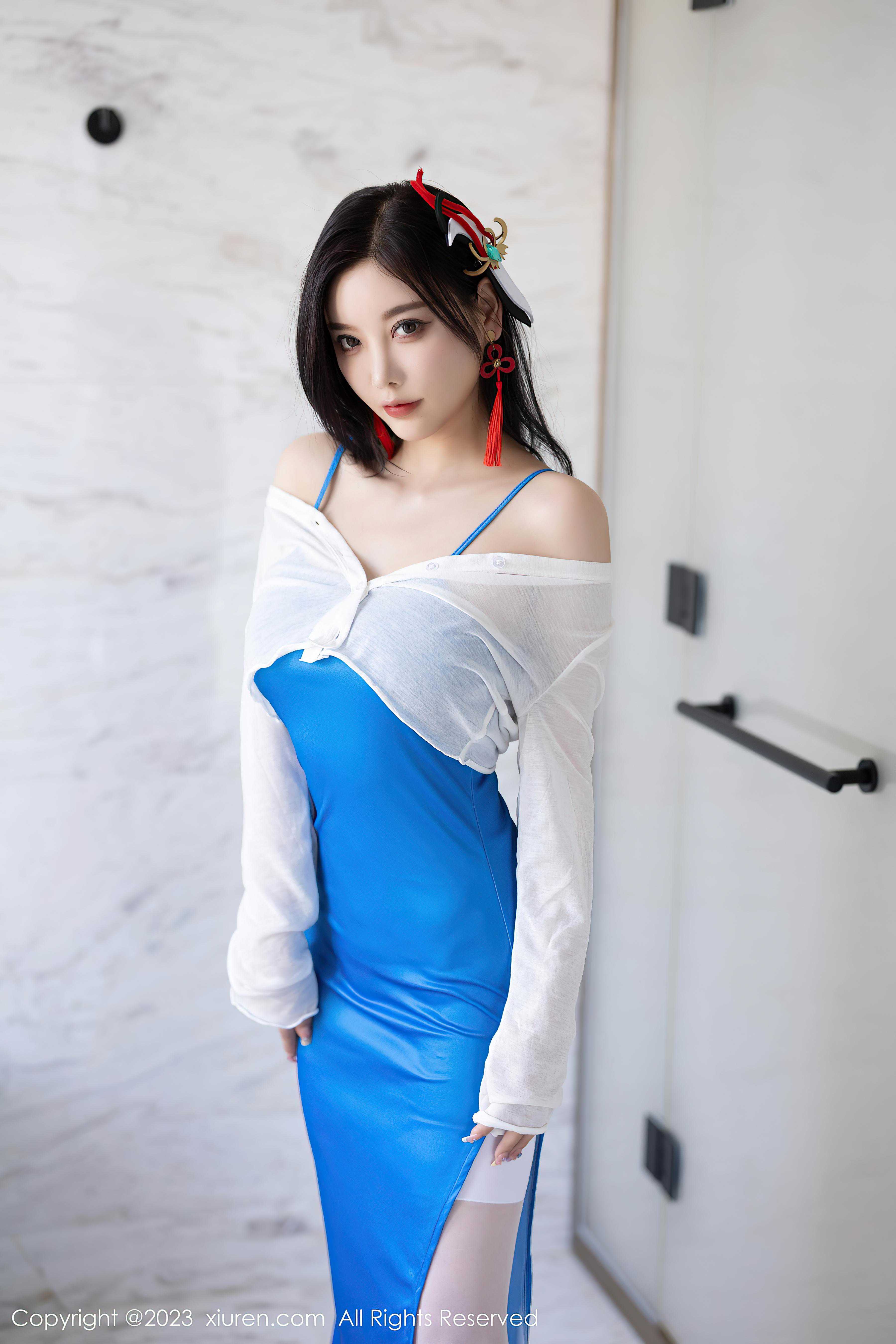 [XiuRen秀人网]2023.07.25 NO.7135 杨晨晨Yome 蓝色紧身吊带连衣裙加白色丝袜美腿性感私房写真集Xiuren秀人写真高清美女套图写真下载-看套图看套图