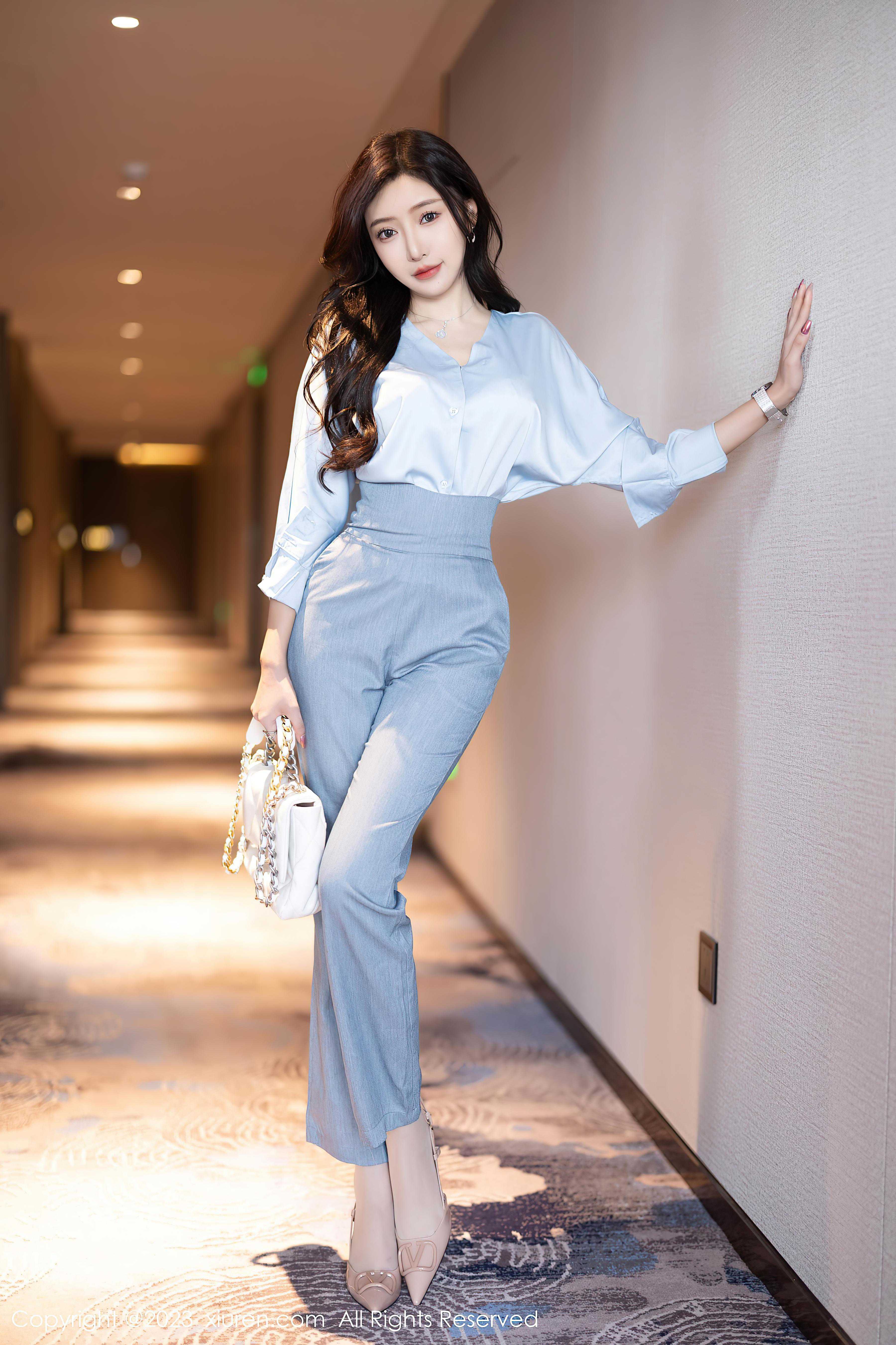 [XiuRen秀人网]2023.07.21 NO.7123 王馨瑶yanni 灰色OL制服与白色蕾丝内衣加肉丝美腿性感私房写真集Xiuren秀人写真高清美女套图写真下载-看套图看套图