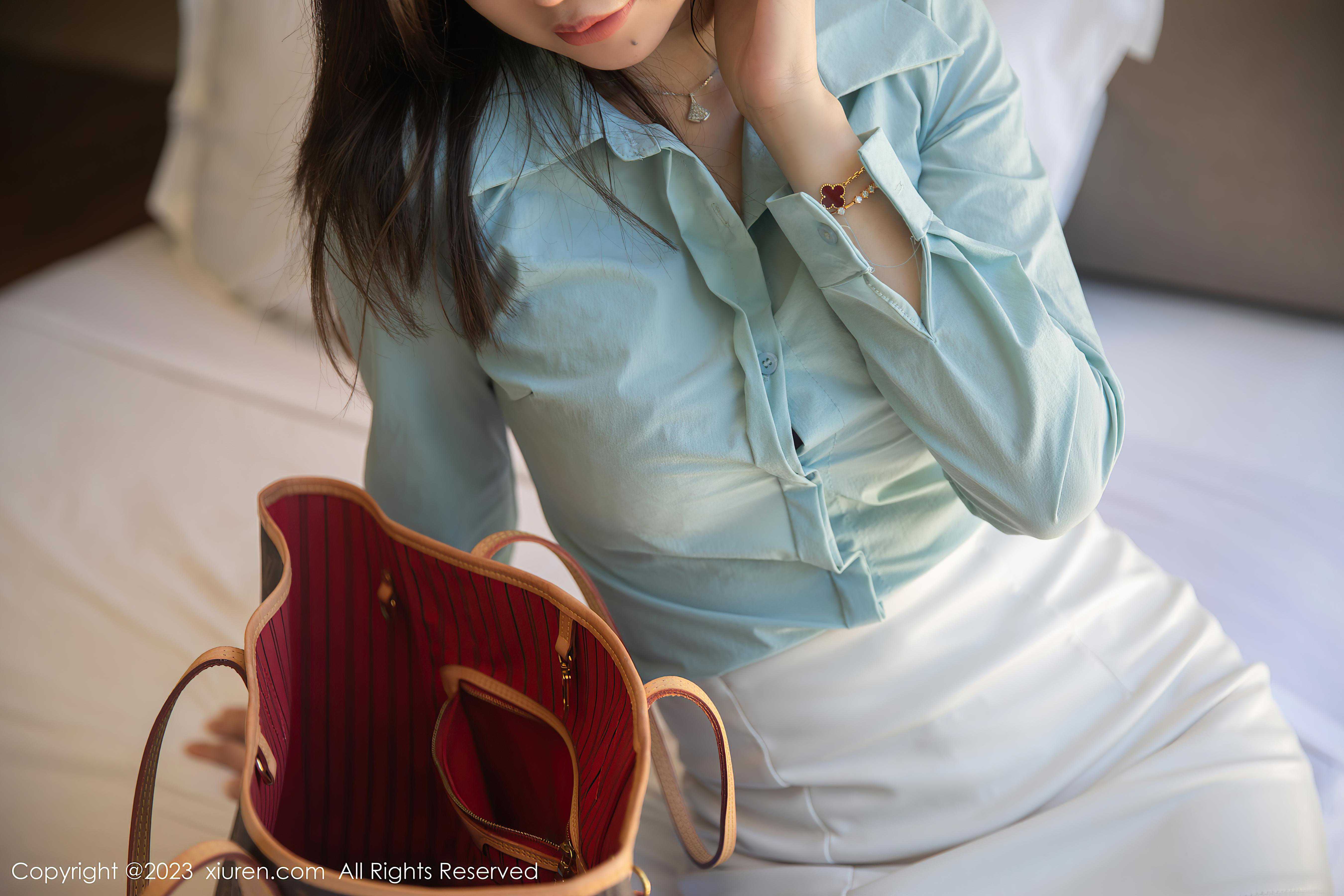 [XiuRen秀人网]2023.07.28 NO.7152 绮里嘉ula OL制服与紫色蕾丝内衣加灰丝美腿性感私房写真集Xiuren秀人写真高清美女套图写真下载-看套图看套图