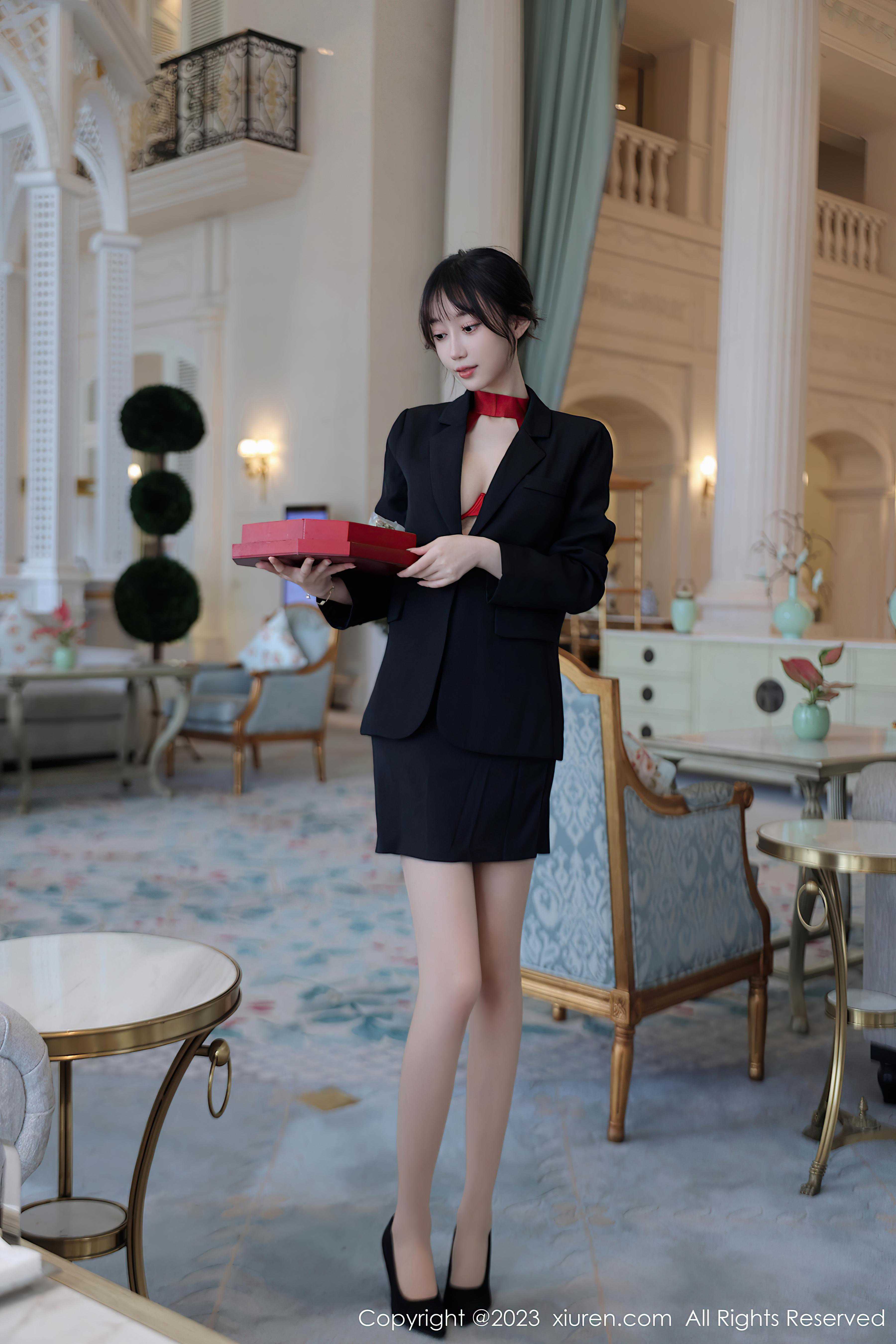 [XiuRen秀人网]2023.07.19 NO.7102 玥儿玥er 黑色西服与短裙加红色情趣内衣性感私房写真集Xiuren秀人写真高清美女套图写真下载-看套图看套图
