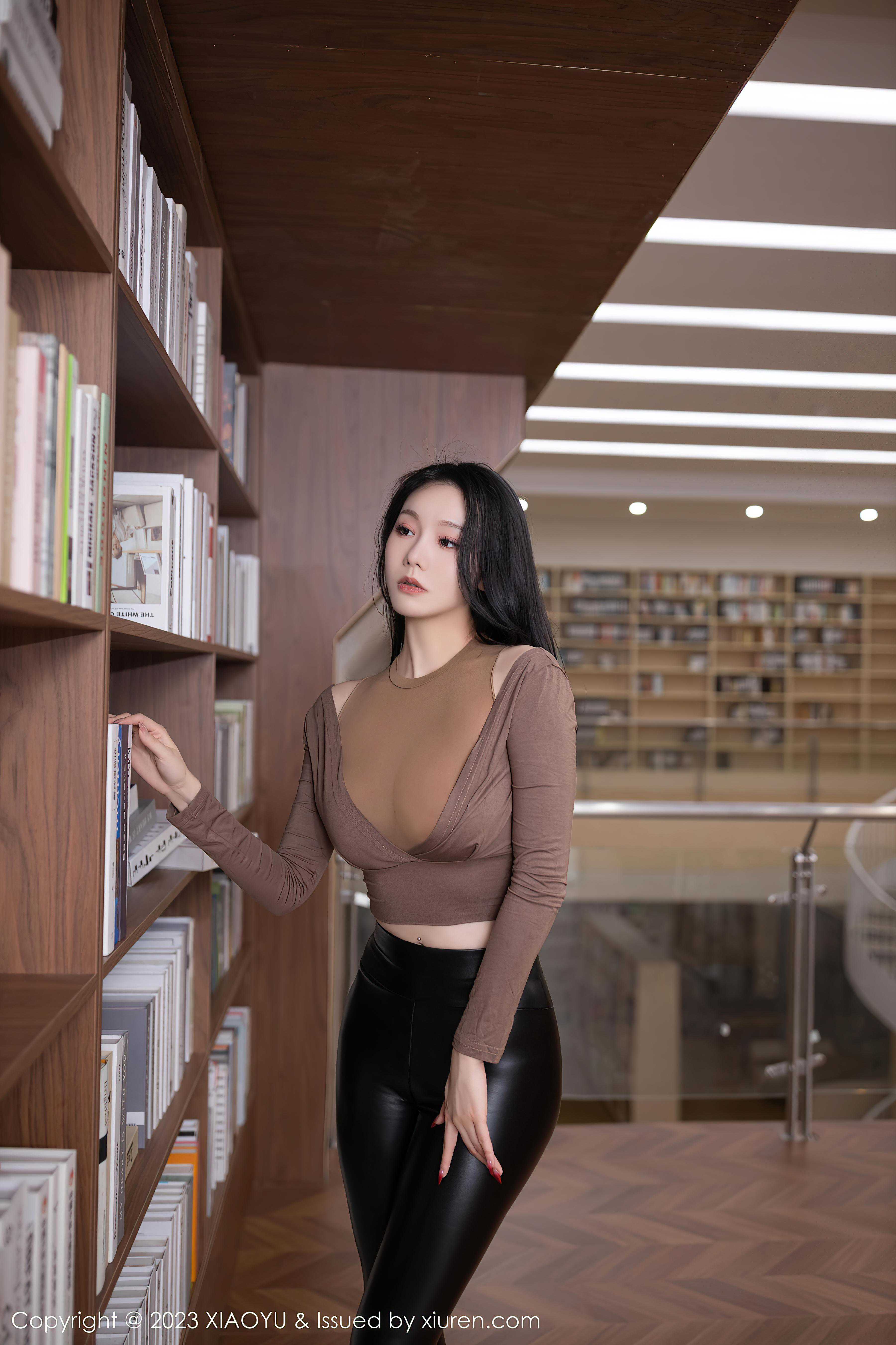 [XiuRen秀人网]2023.07.25 NO.7133 安然anran 棕色紧身透视T恤加黑丝美腿性感私房写真集Xiuren秀人写真高清美女套图写真下载-看套图看套图