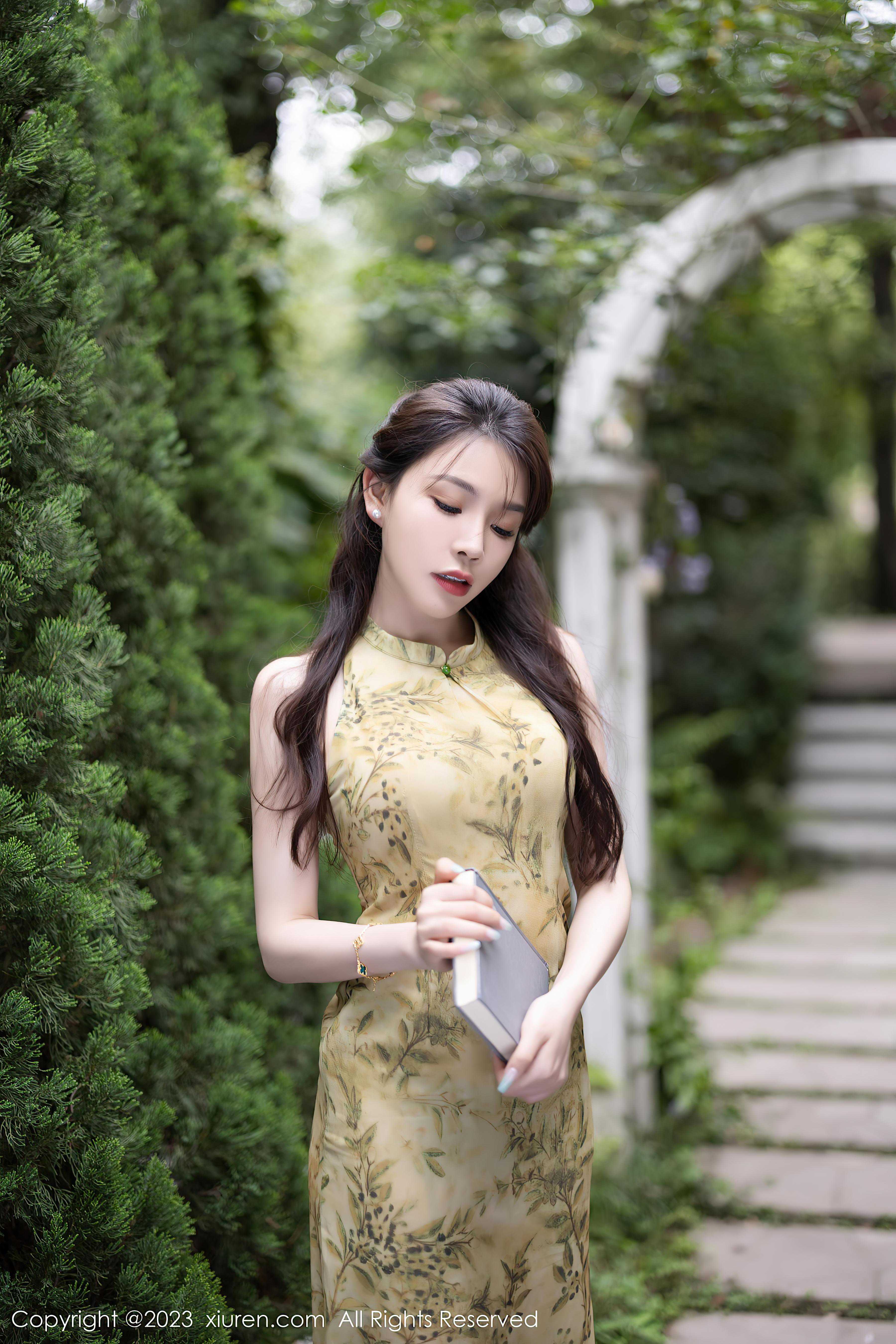 [XiuRen秀人网]2023.07.14 NO.7083 徐莉芝Booty 修身无袖旗袍与蕾丝内衣加肉丝美腿性感私房写真集Xiuren秀人写真高清美女套图写真下载-看套图看套图