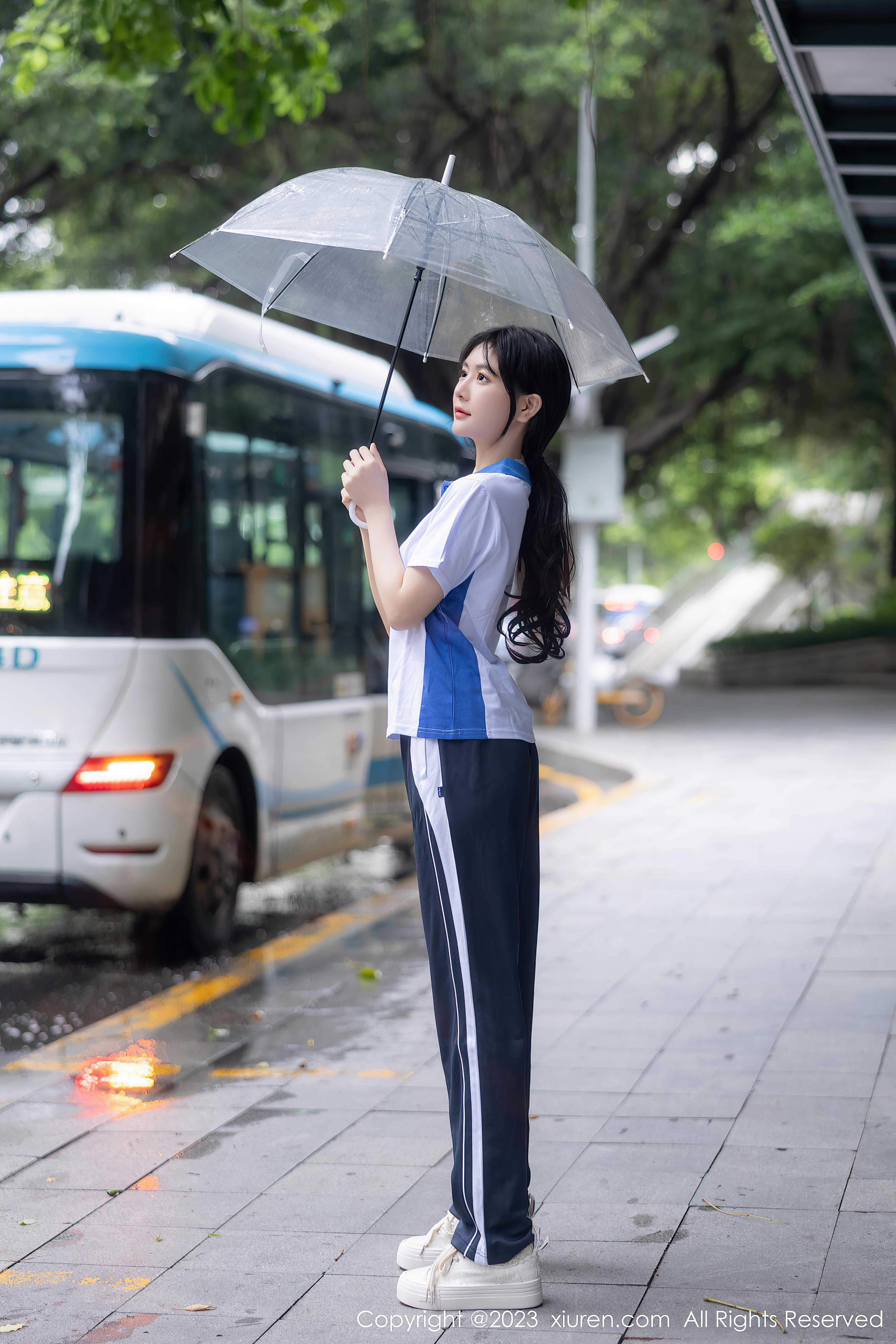 [XiuRen秀人网]2023.07.14 NO.7085 幼幼 白色校服短袖加蓝色休闲长裤性感私房写真集Xiuren秀人写真高清美女套图写真下载-看套图看套图