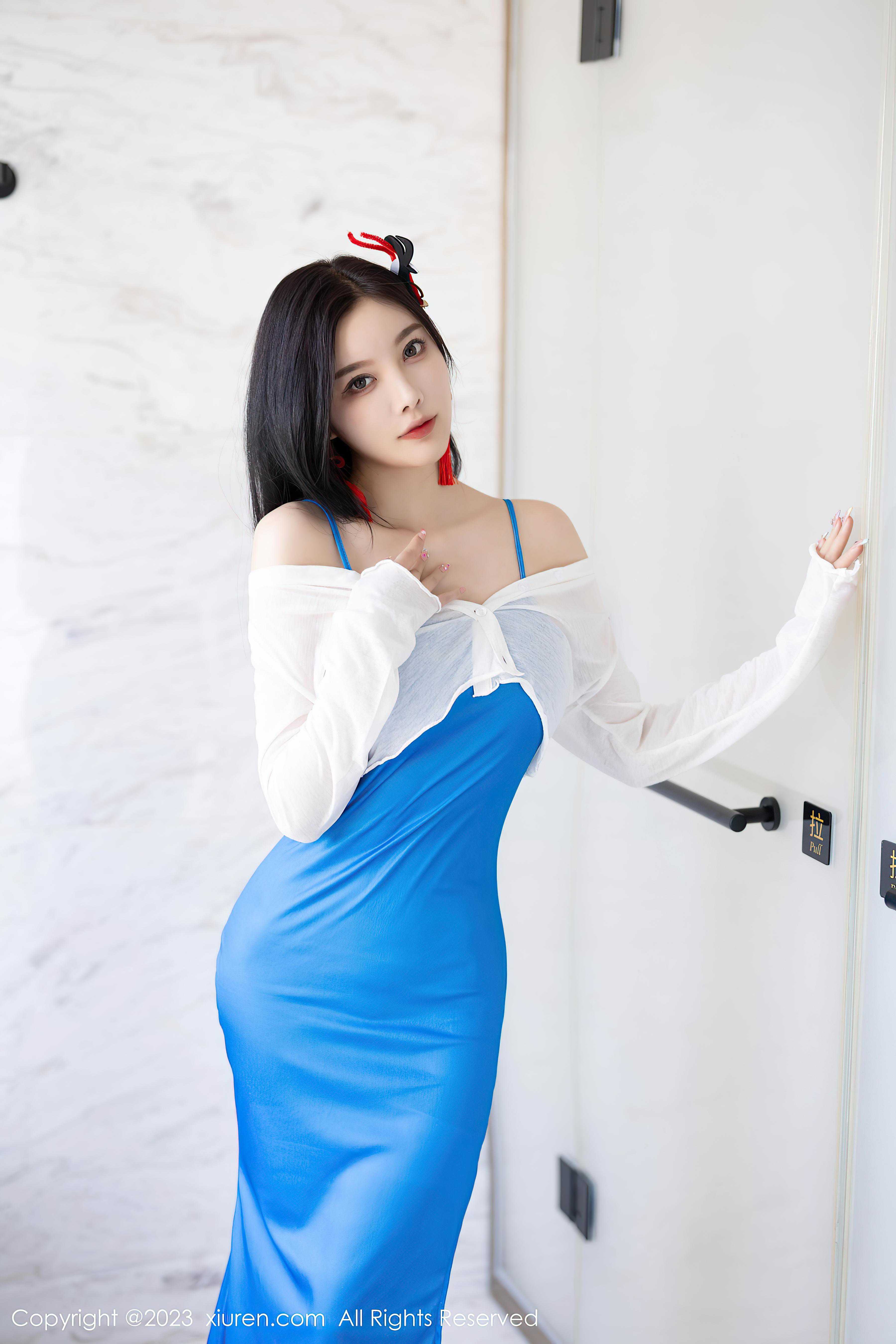 [XiuRen秀人网]2023.07.25 NO.7135 杨晨晨Yome 蓝色紧身吊带连衣裙加白色丝袜美腿性感私房写真集Xiuren秀人写真高清美女套图写真下载-看套图看套图