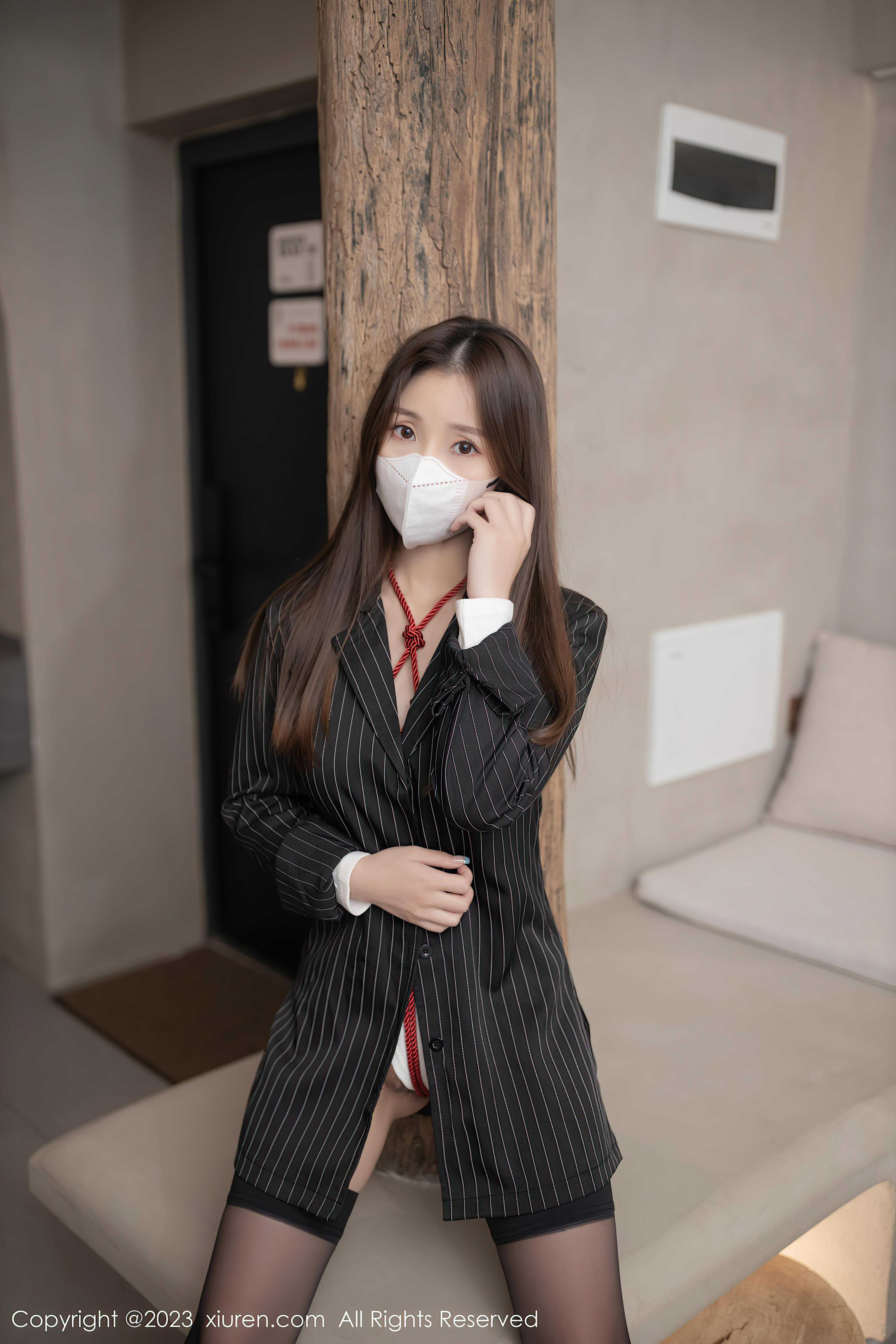 [XiuRen秀人网]2023.07.26 NO.7141 杏子Yada 黑色衬衫与白色紧身连体衣加黑丝美腿性感私房写真集Xiuren秀人写真高清美女套图写真下载-看套图看套图