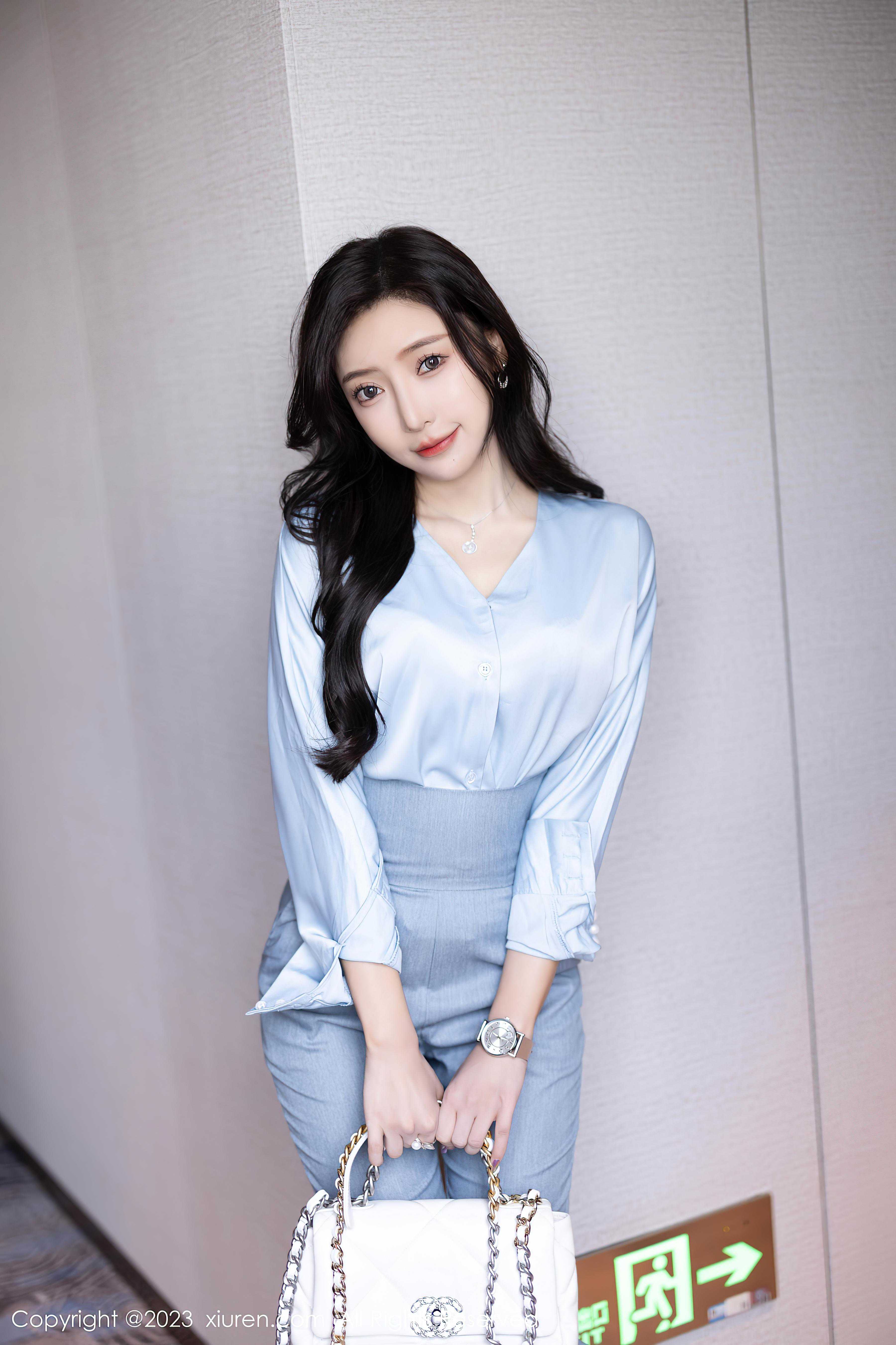 [XiuRen秀人网]2023.07.21 NO.7123 王馨瑶yanni 灰色OL制服与白色蕾丝内衣加肉丝美腿性感私房写真集Xiuren秀人写真高清美女套图写真下载-看套图看套图