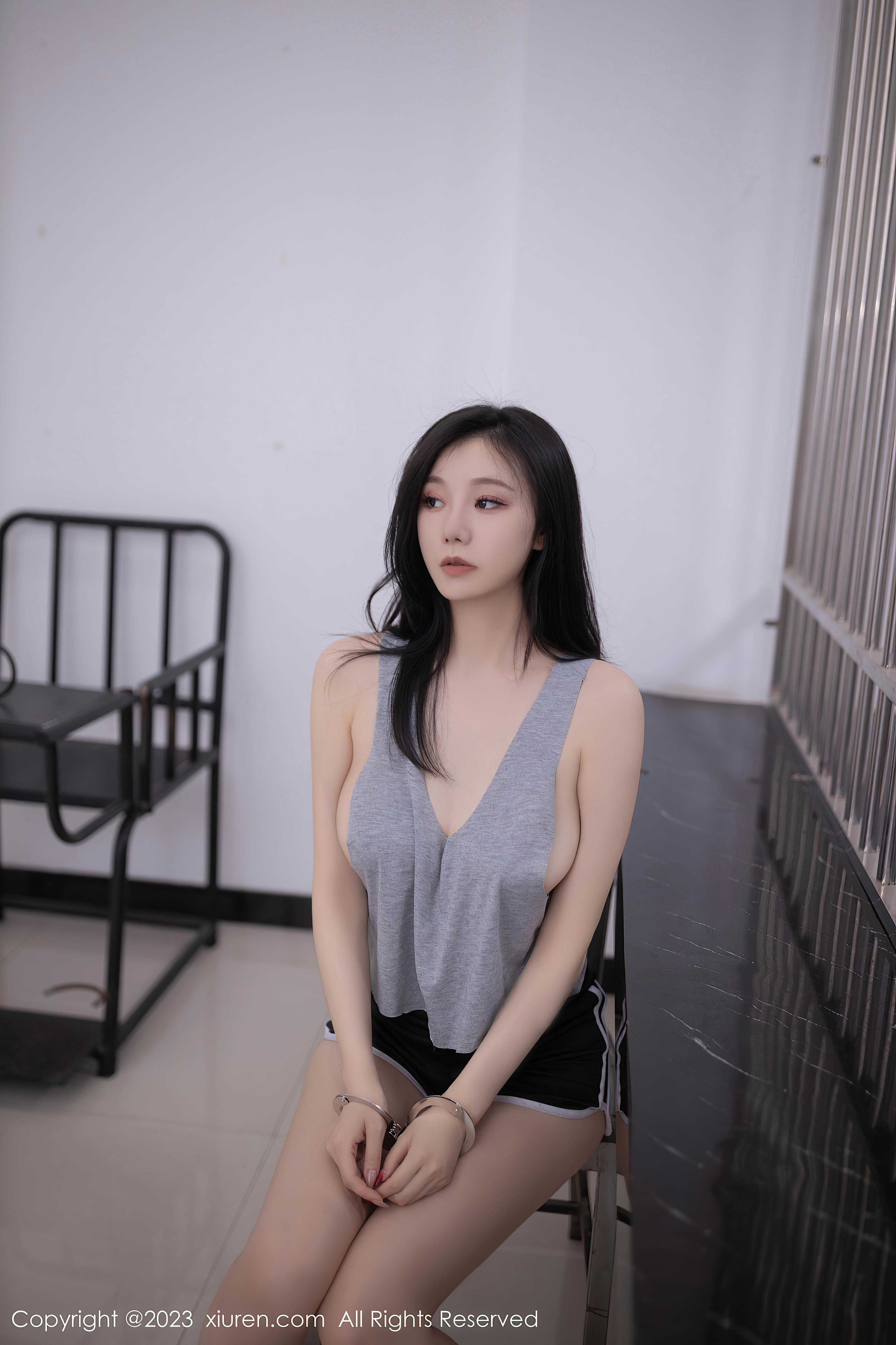 [XiuRen秀人网]2023.08.01 NO.7170 安然anran 灰色背心加黑色短裤性感私房写真集Xiuren秀人写真高清美女套图写真下载-看套图看套图