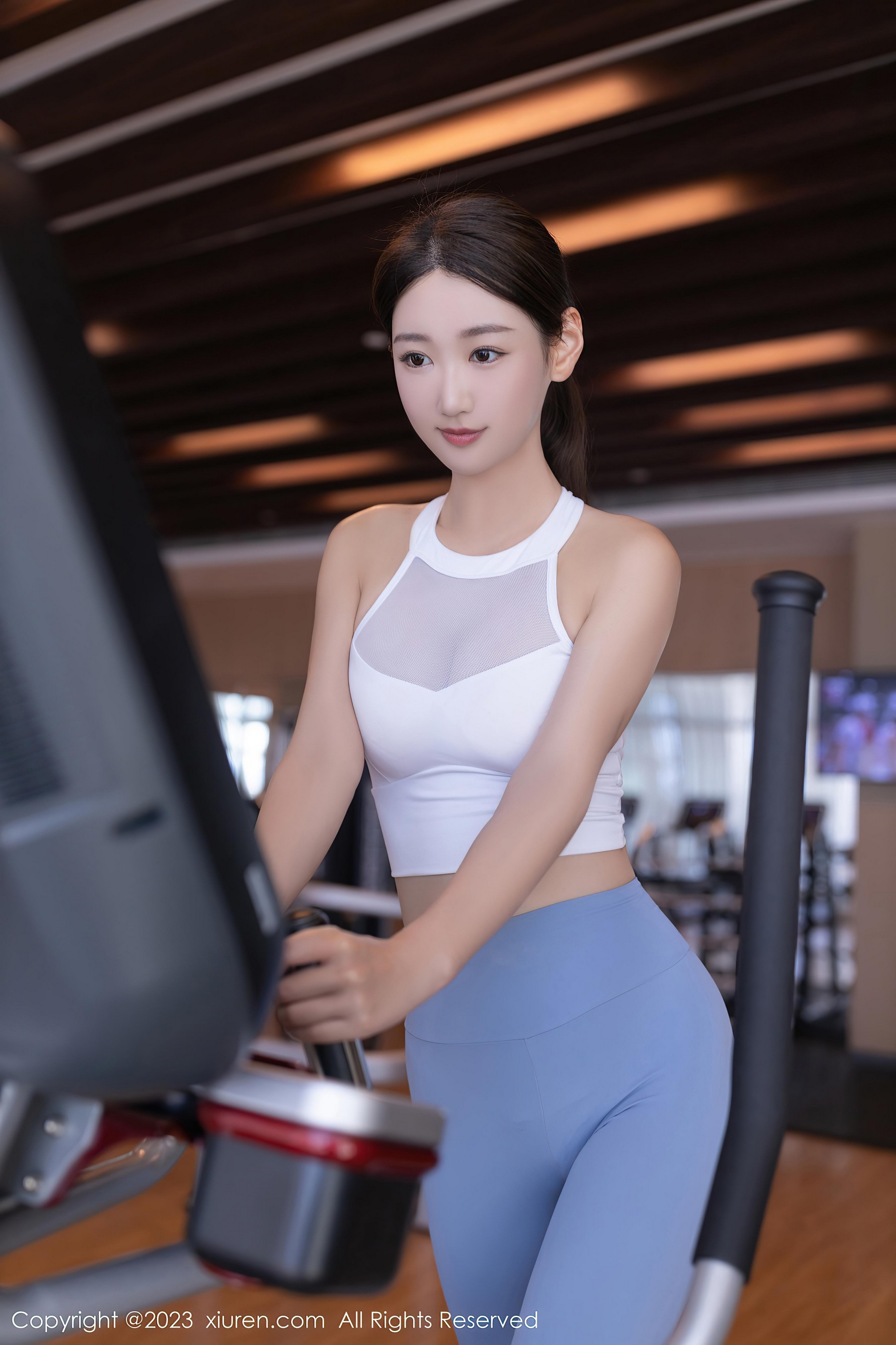 [XiuRen秀人网]2023.08.07 NO.7197 唐安琪 白色紧身透视运动背心加灰色瑜伽库性感私房写真集Xiuren秀人写真高清美女套图写真下载-看套图看套图