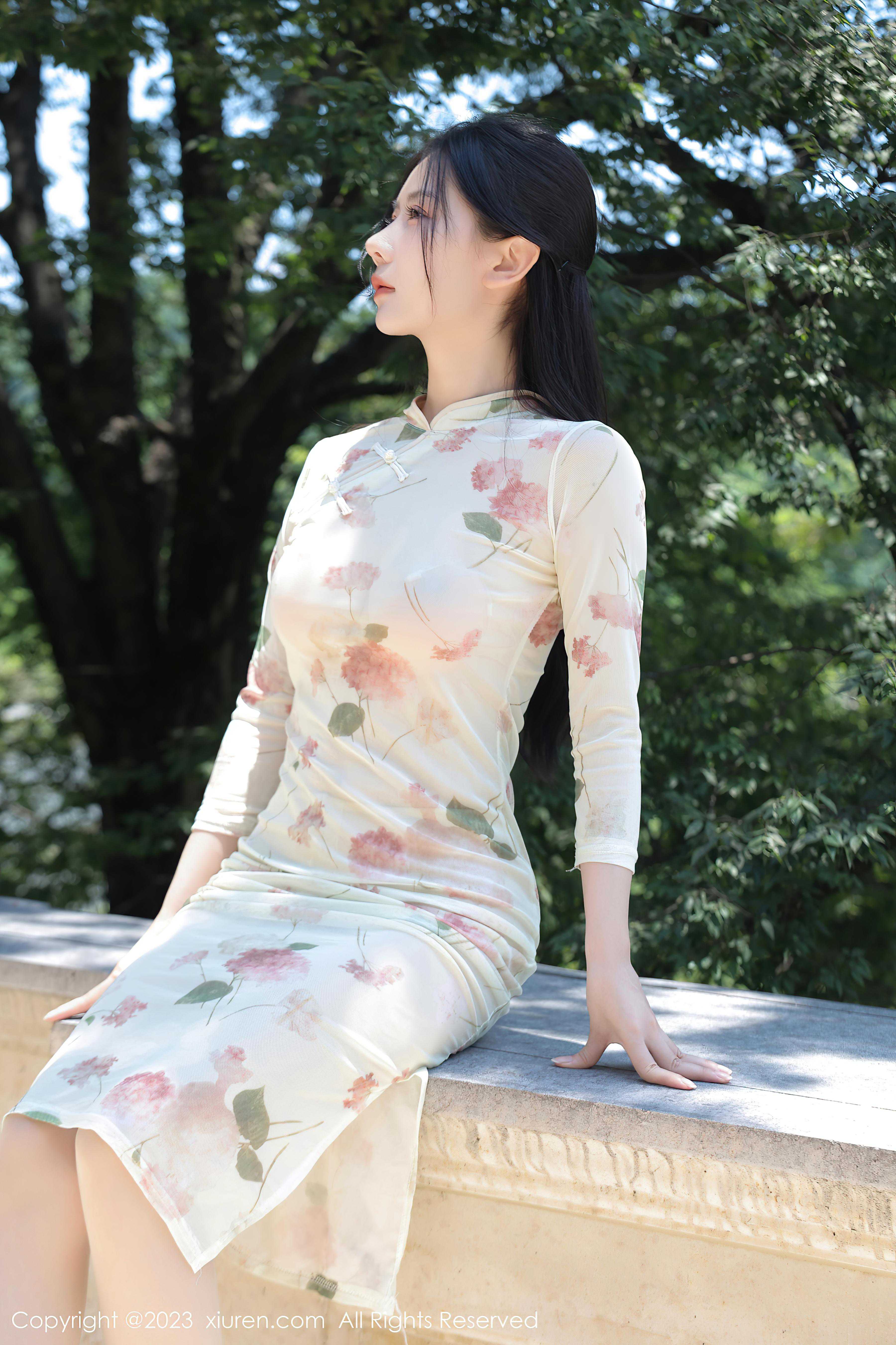 [XiuRen秀人网]2023.08.01 NO.7168 尹甜甜 紧身透视旗袍加肉丝美腿性感私房写真集Xiuren秀人写真高清美女套图写真下载-看套图看套图
