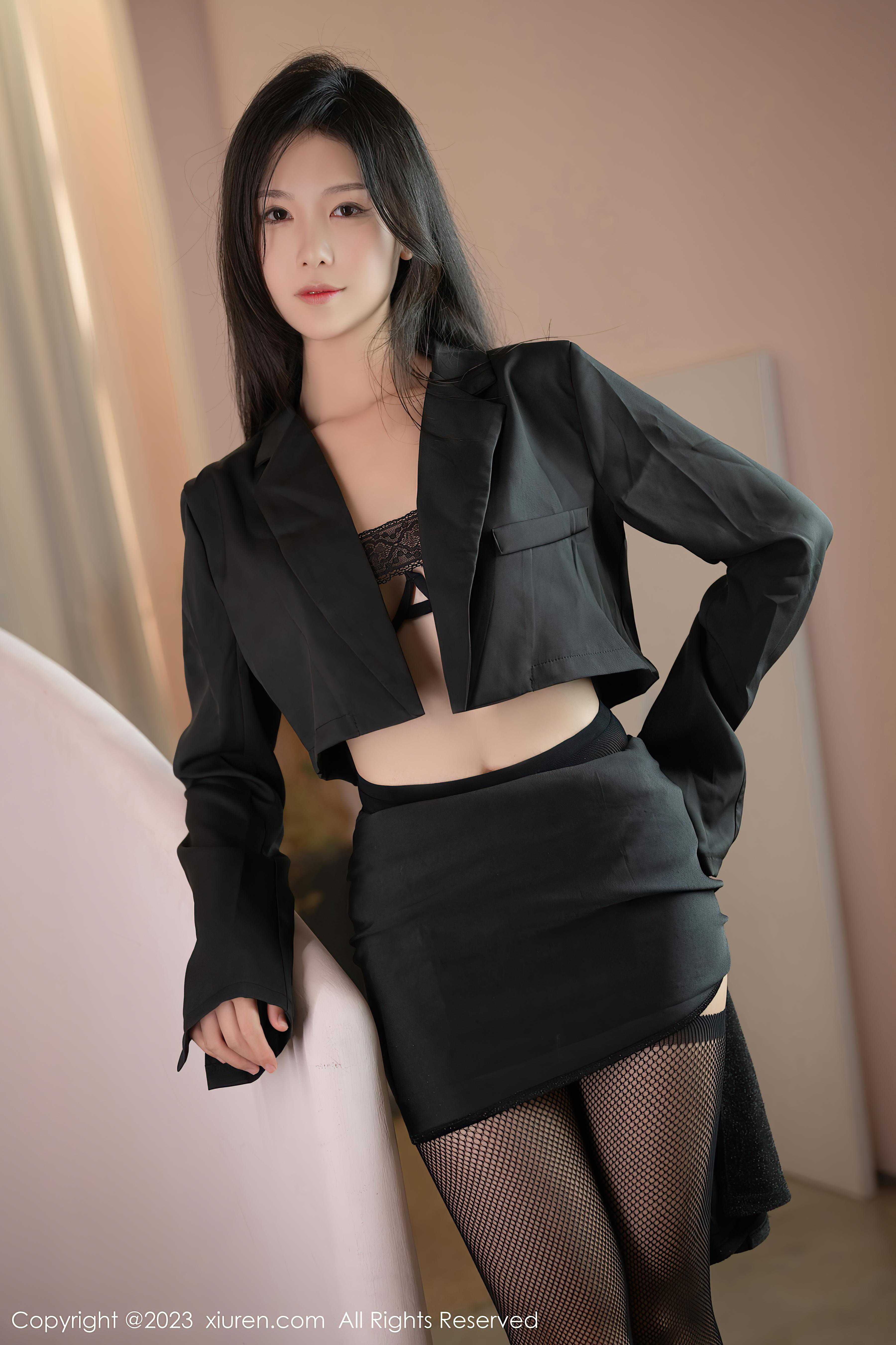 [XiuRen秀人网]2023.08.02 NO.7175 利世 黑色短裙与情趣内衣加渔网袜性感私房写真集Xiuren秀人写真高清美女套图写真下载-看套图看套图