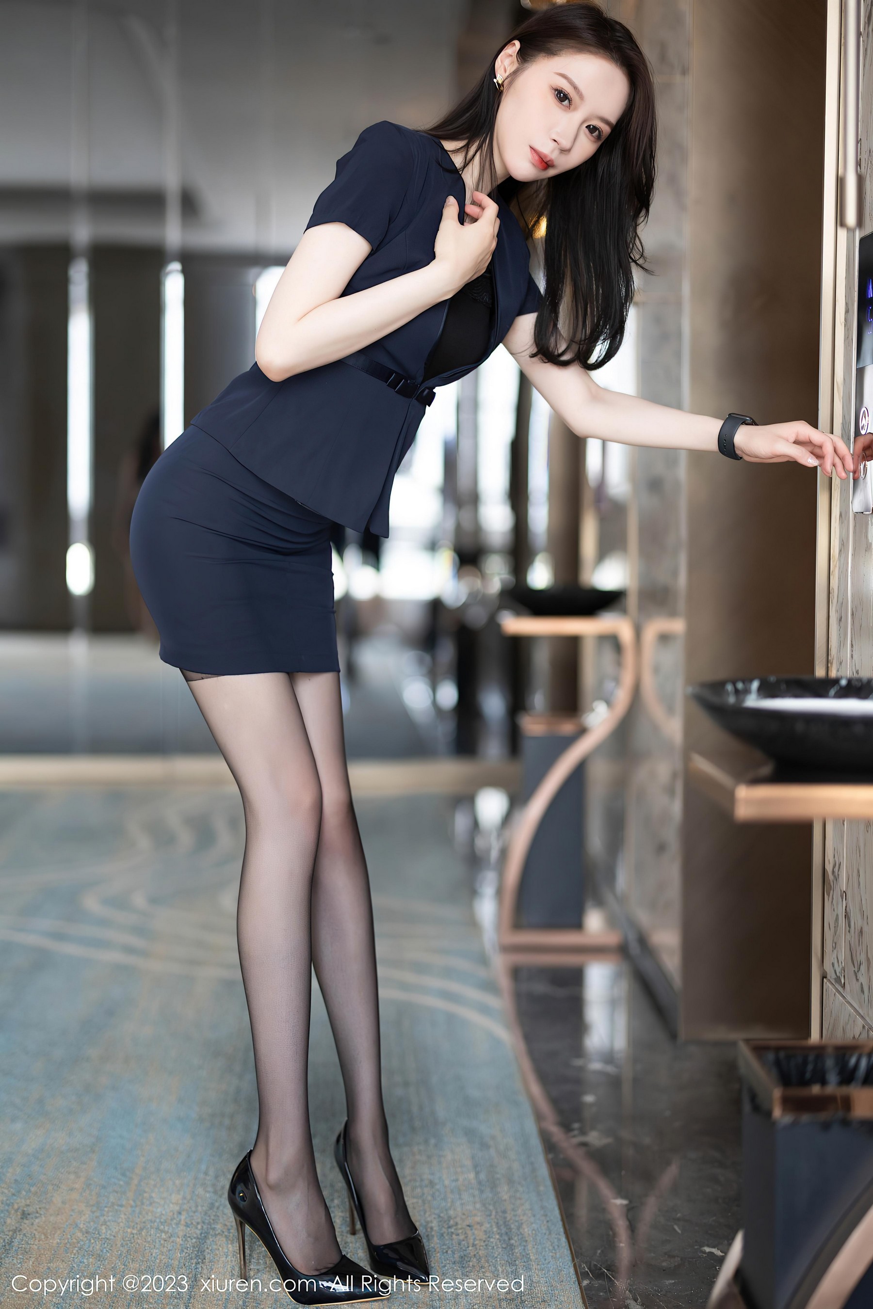 [XiuRen秀人网]2023.08.10 NO.7212 梦心玥 黑色紧身制服与内衣加黑丝美腿性感私房写真集-看套图